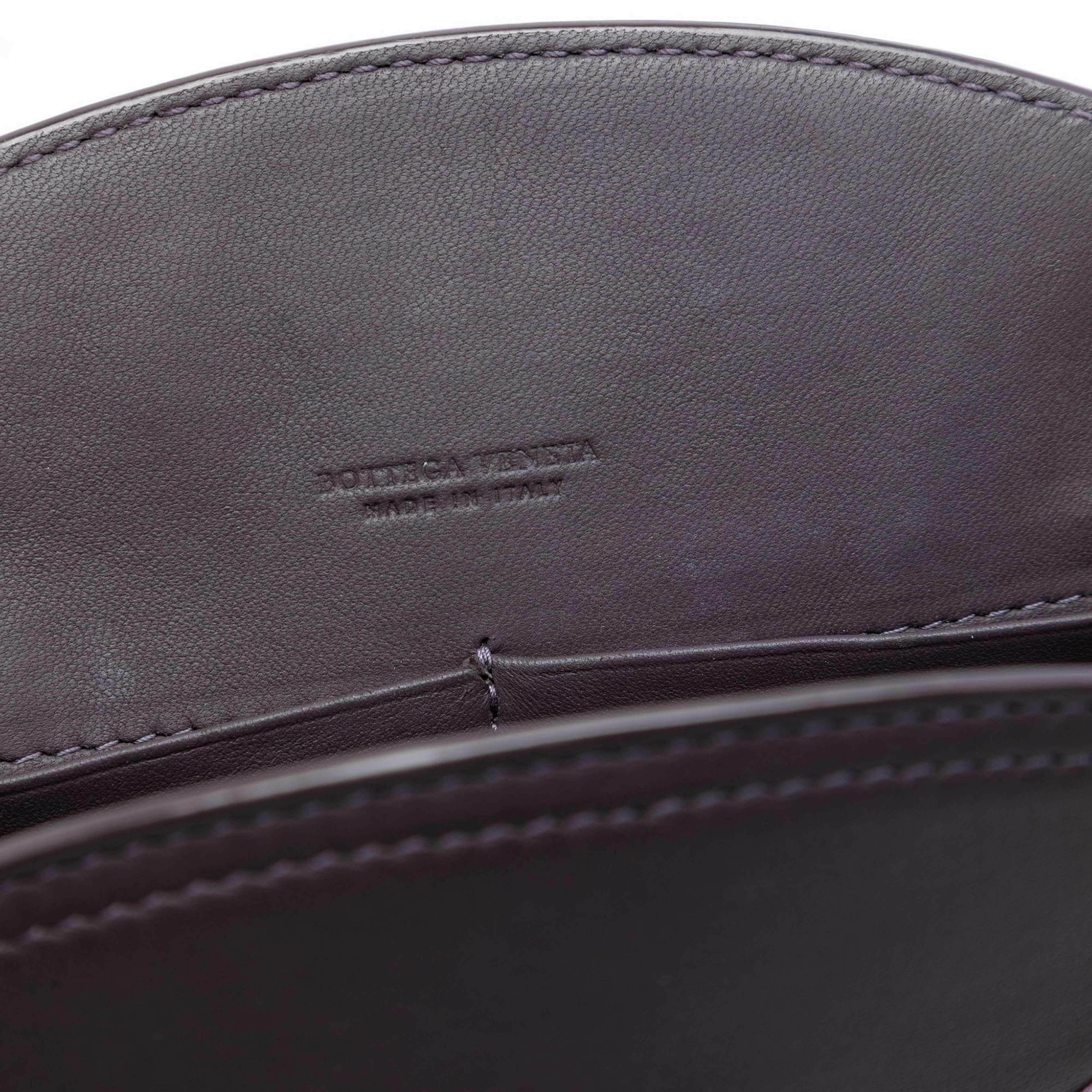 Bottega Veneta Nappa Intrecciato Chain Wallet, från Luxclusif, i färgen dark gray. Klicka för att öppna bilden i stort format