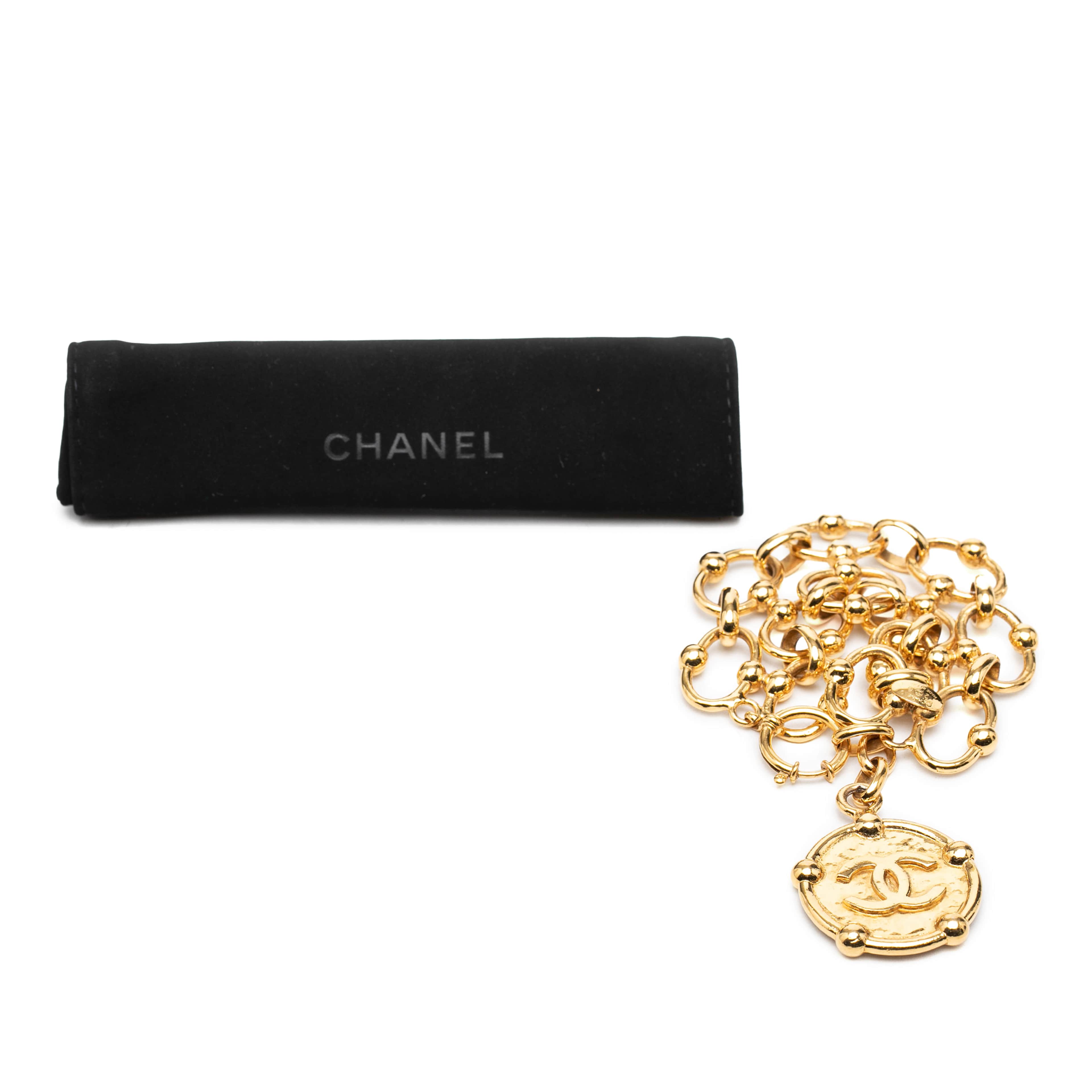 Chanel Cc Gold Plated Medallion Wide Link Bracelet, från Luxclusif, i färgen guld. Klicka för att öppna bilden i stort format