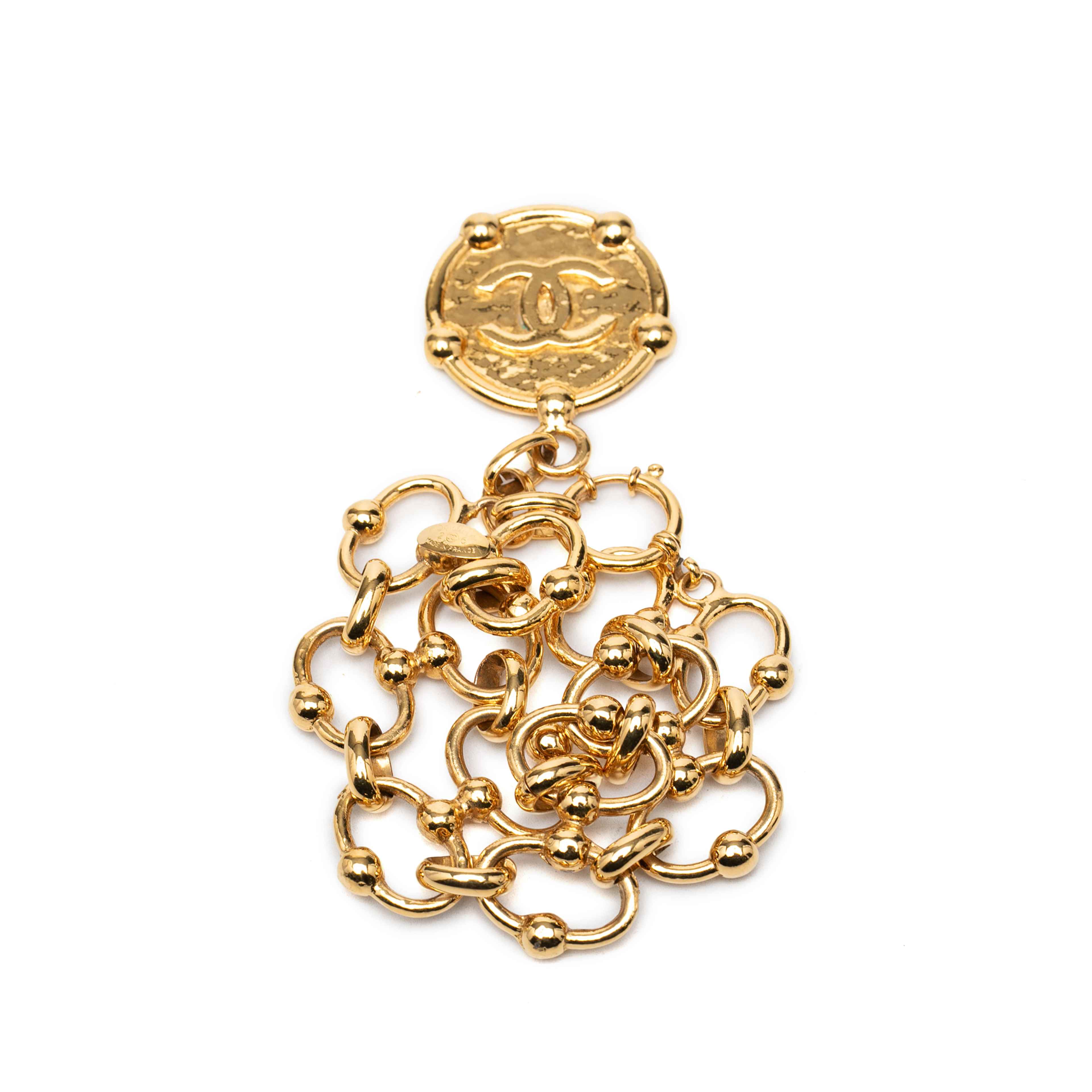 Chanel Cc Gold Plated Medallion Wide Link Bracelet, från Luxclusif, i färgen guld. Klicka för att öppna bilden i stort format