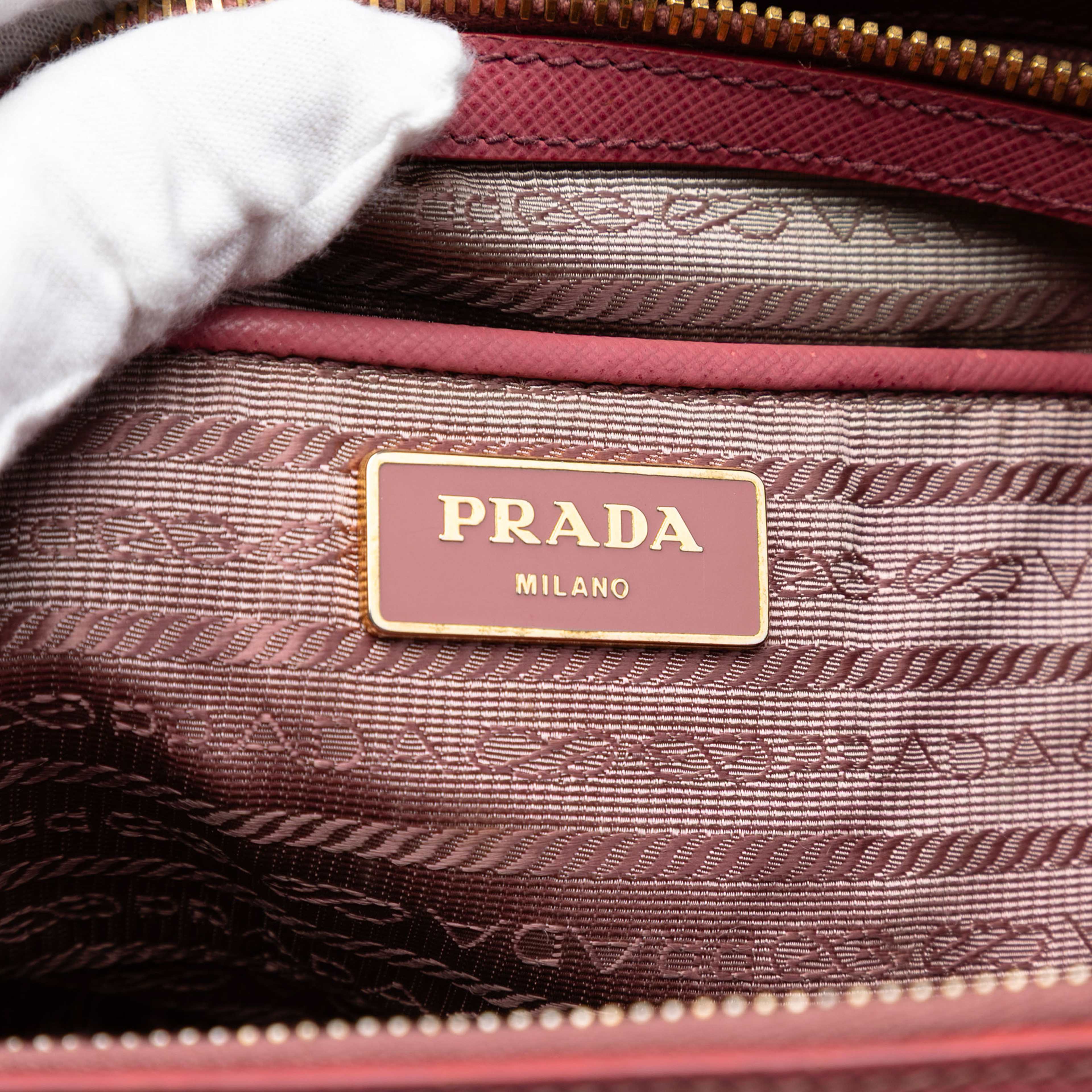 Prada Medium Saffiano Lux Galleria Double Zip Satchel, från Luxclusif, i färgen rose gold. Klicka för att öppna bilden i stort format