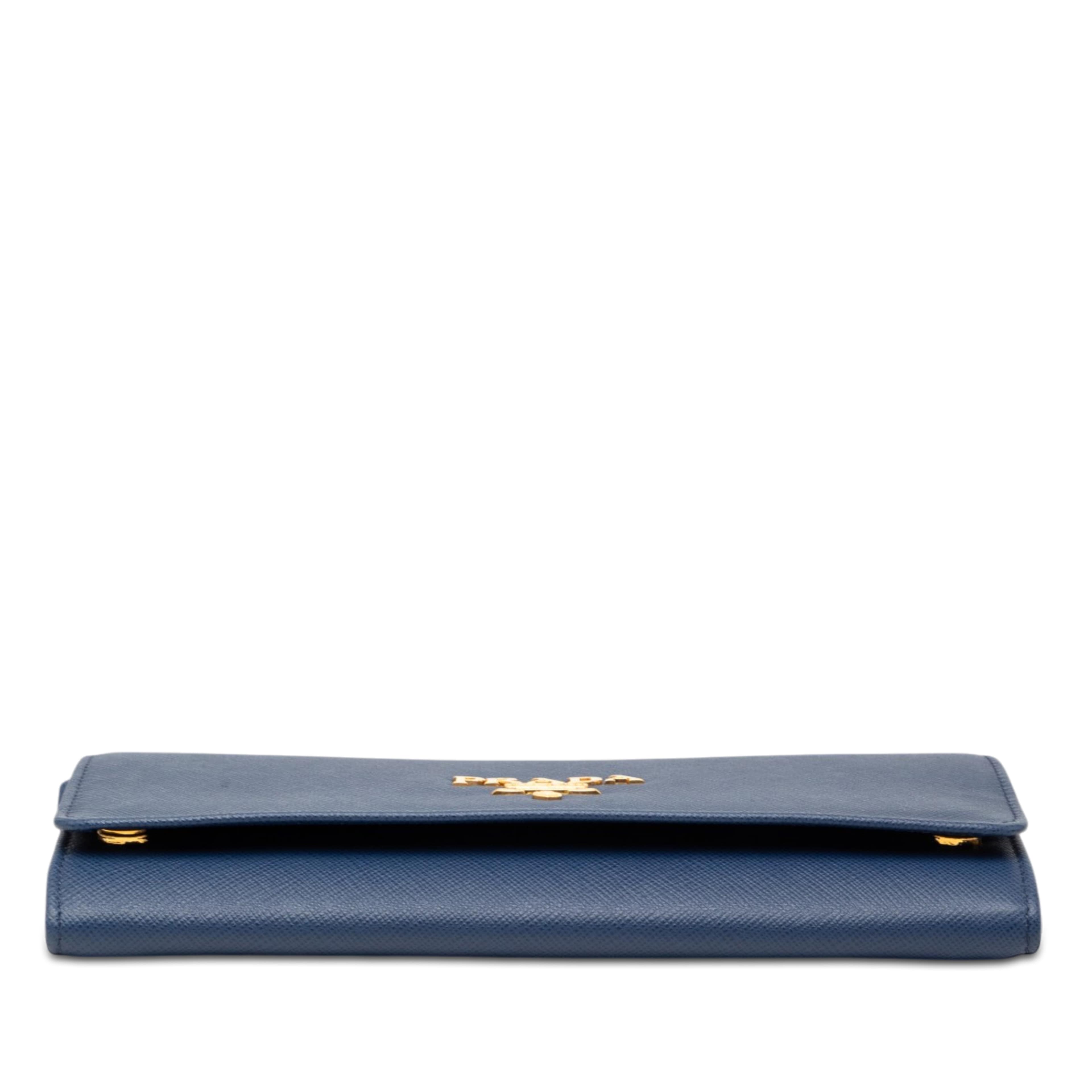 Prada Saffiano Wallet On Chain, från Luxclusif, i färgen blue. Klicka för att öppna bilden i stort format