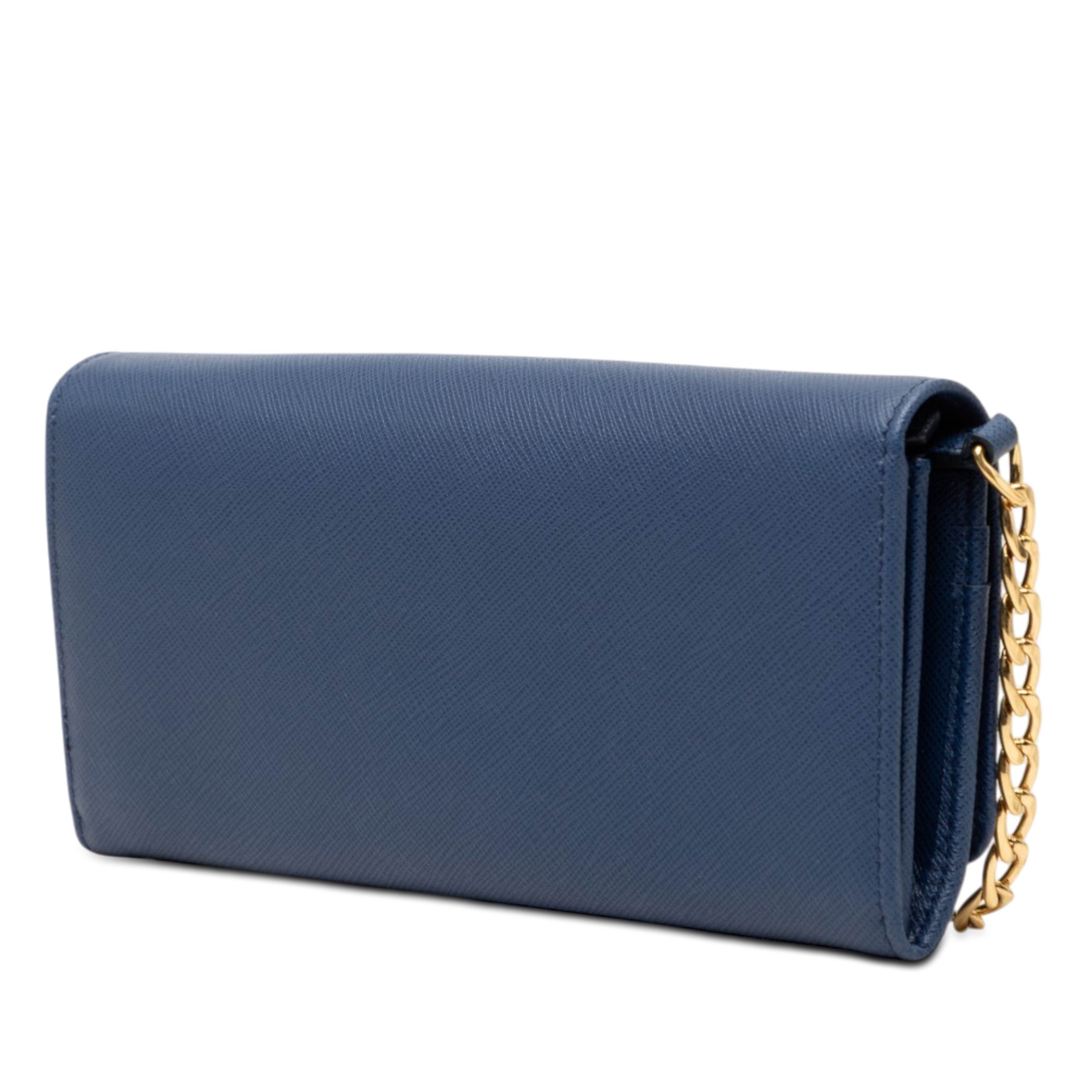 Prada Saffiano Wallet On Chain, från Luxclusif, i färgen blue. Klicka för att öppna bilden i stort format