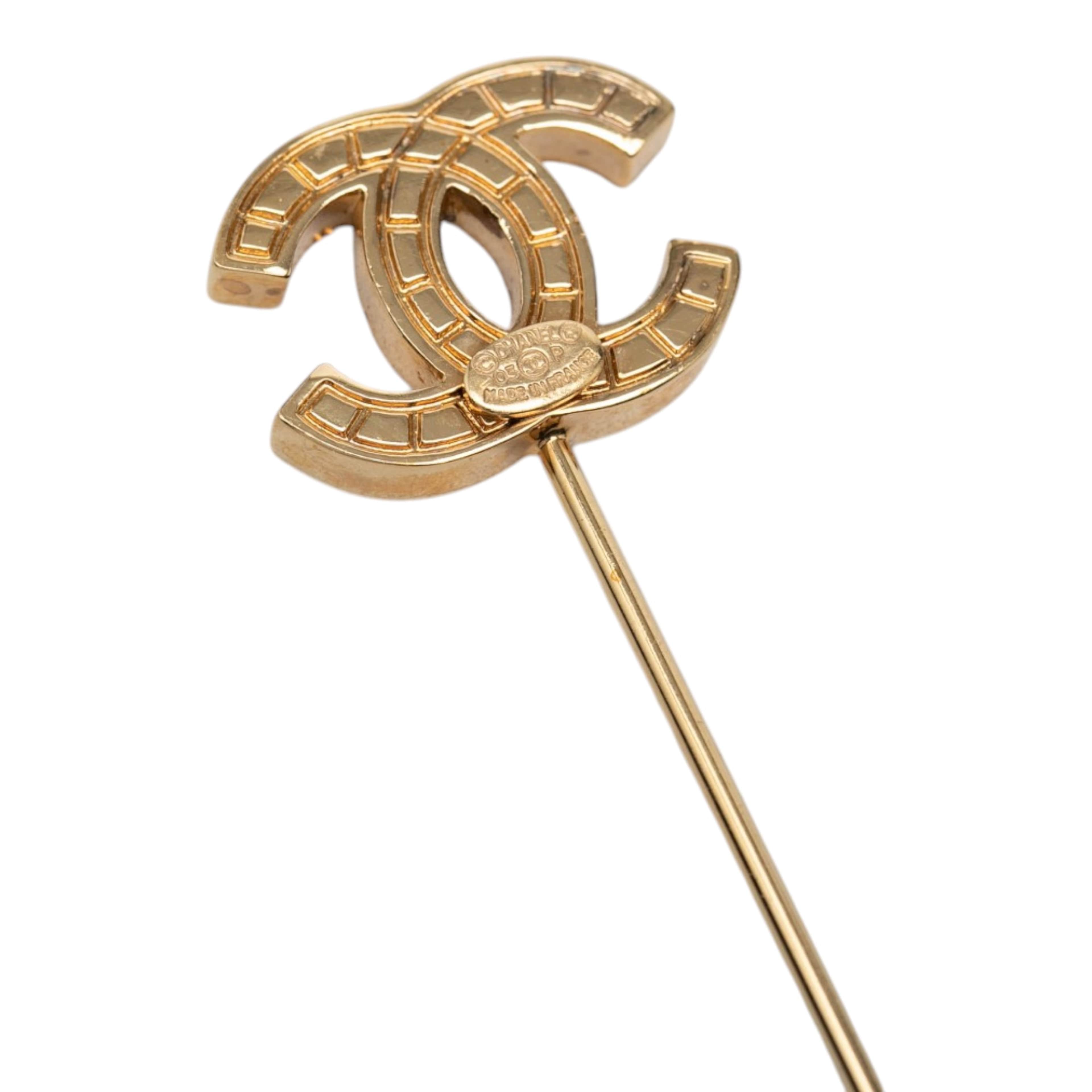 Chanel Cc Gold Plated Pin Brooch, från Luxclusif, i färgen guld. Klicka för att öppna bilden i stort format
