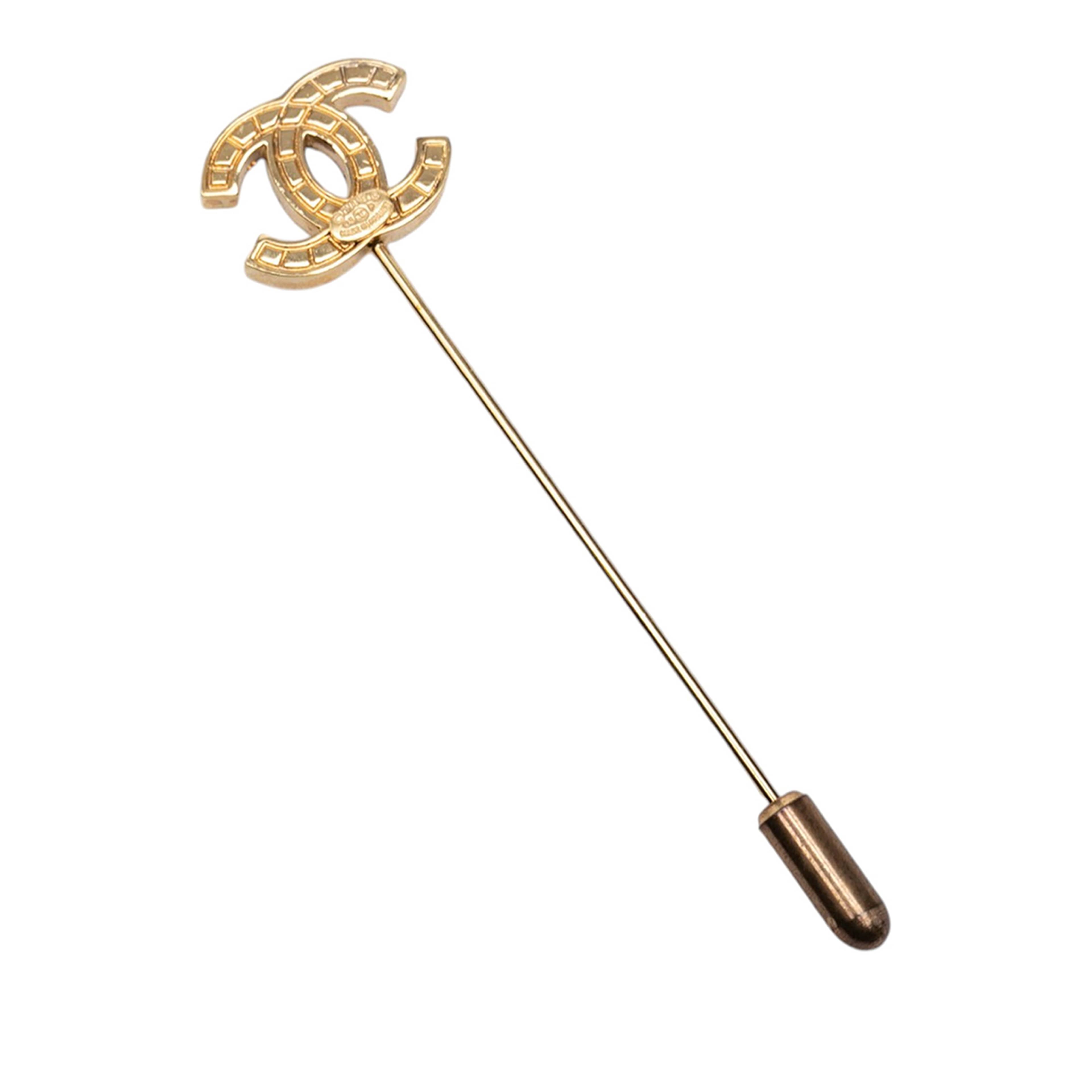 Chanel Cc Gold Plated Pin Brooch, från Luxclusif, i färgen guld. Klicka för att öppna bilden i stort format