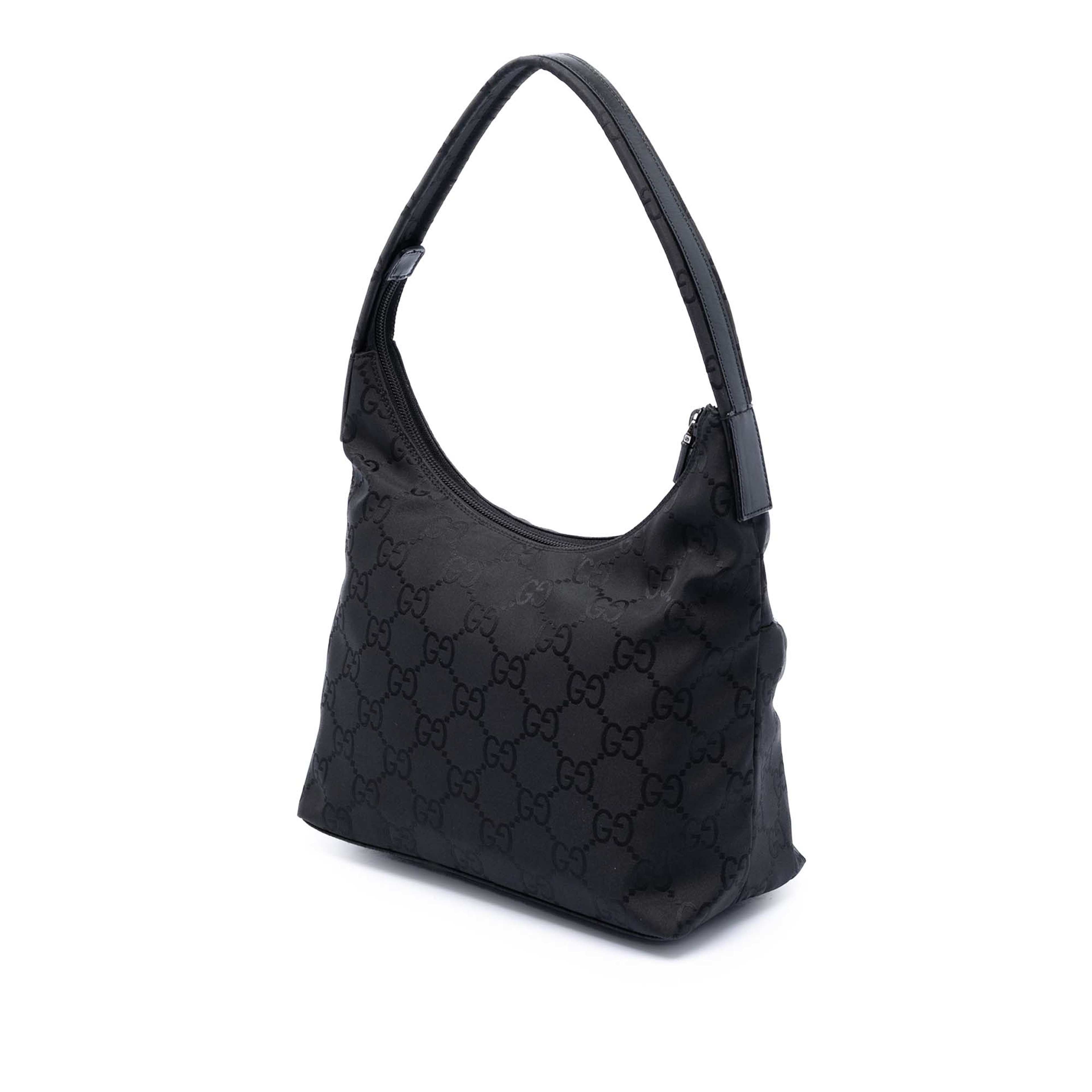 Gucci Gg Nylon Shoulder Bag, från Luxclusif, i färgen black. Klicka för att öppna bilden i stort format