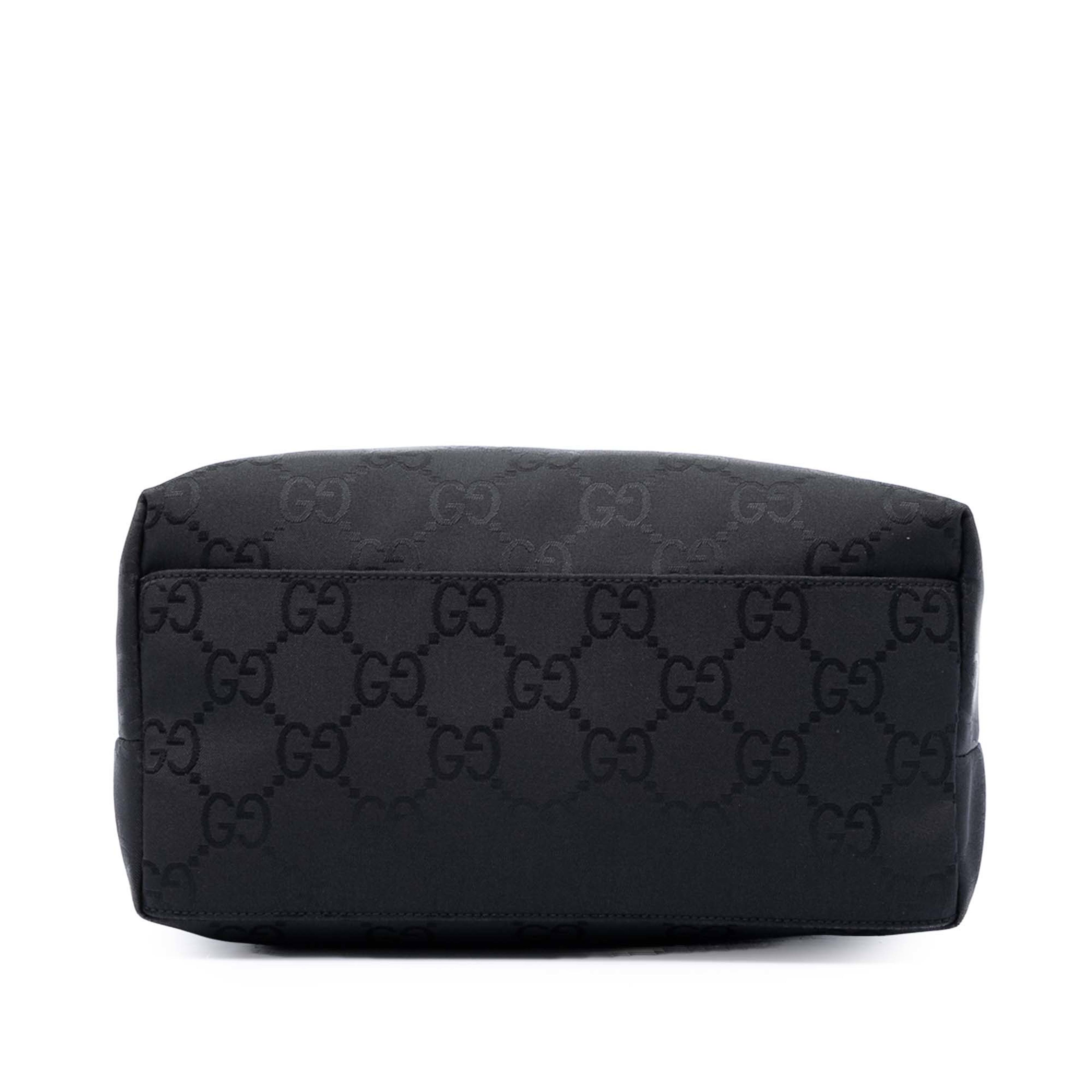 Gucci Gg Nylon Shoulder Bag, från Luxclusif, i färgen black. Klicka för att öppna bilden i stort format
