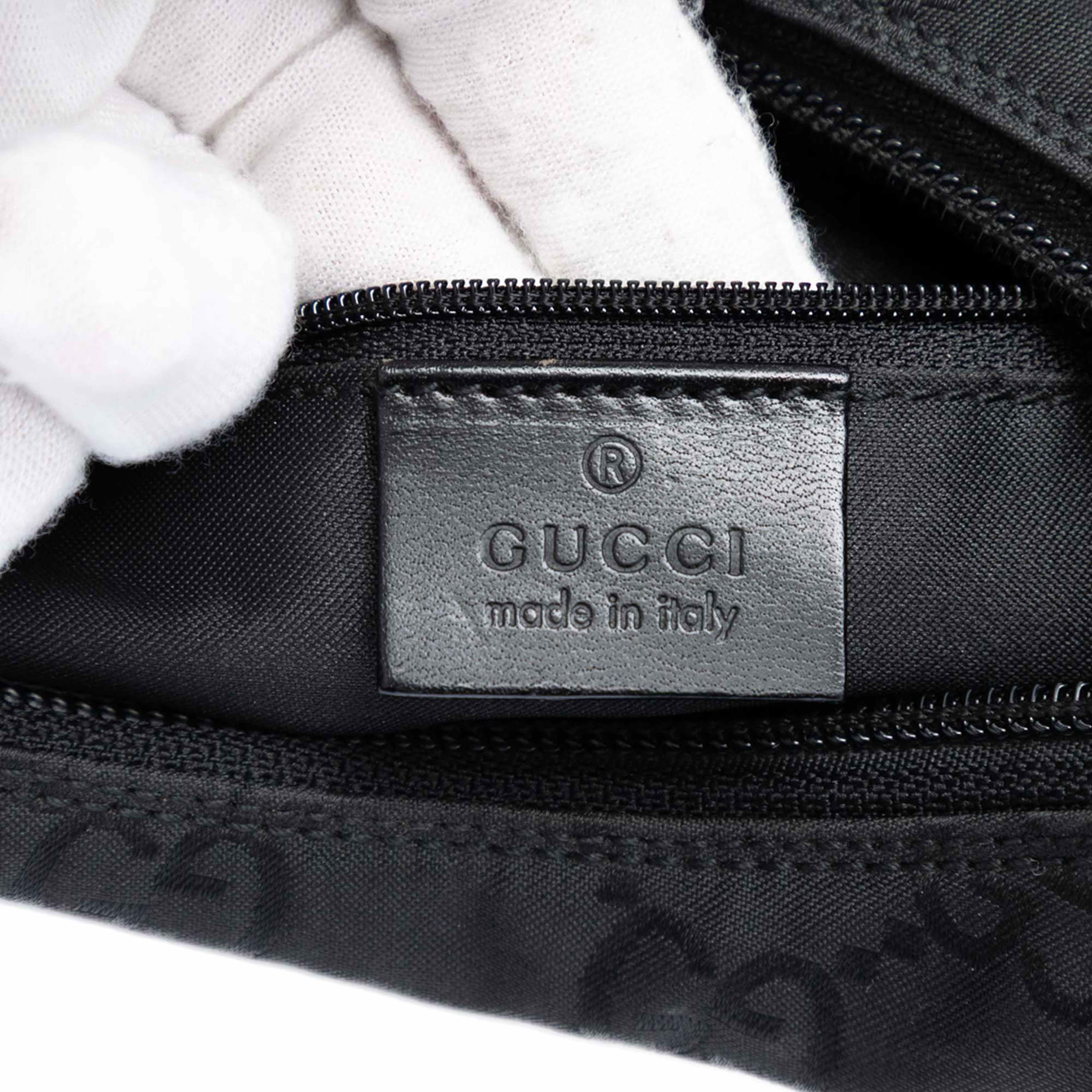 Gucci Gg Nylon Shoulder Bag, från Luxclusif, i färgen black. Klicka för att öppna bilden i stort format