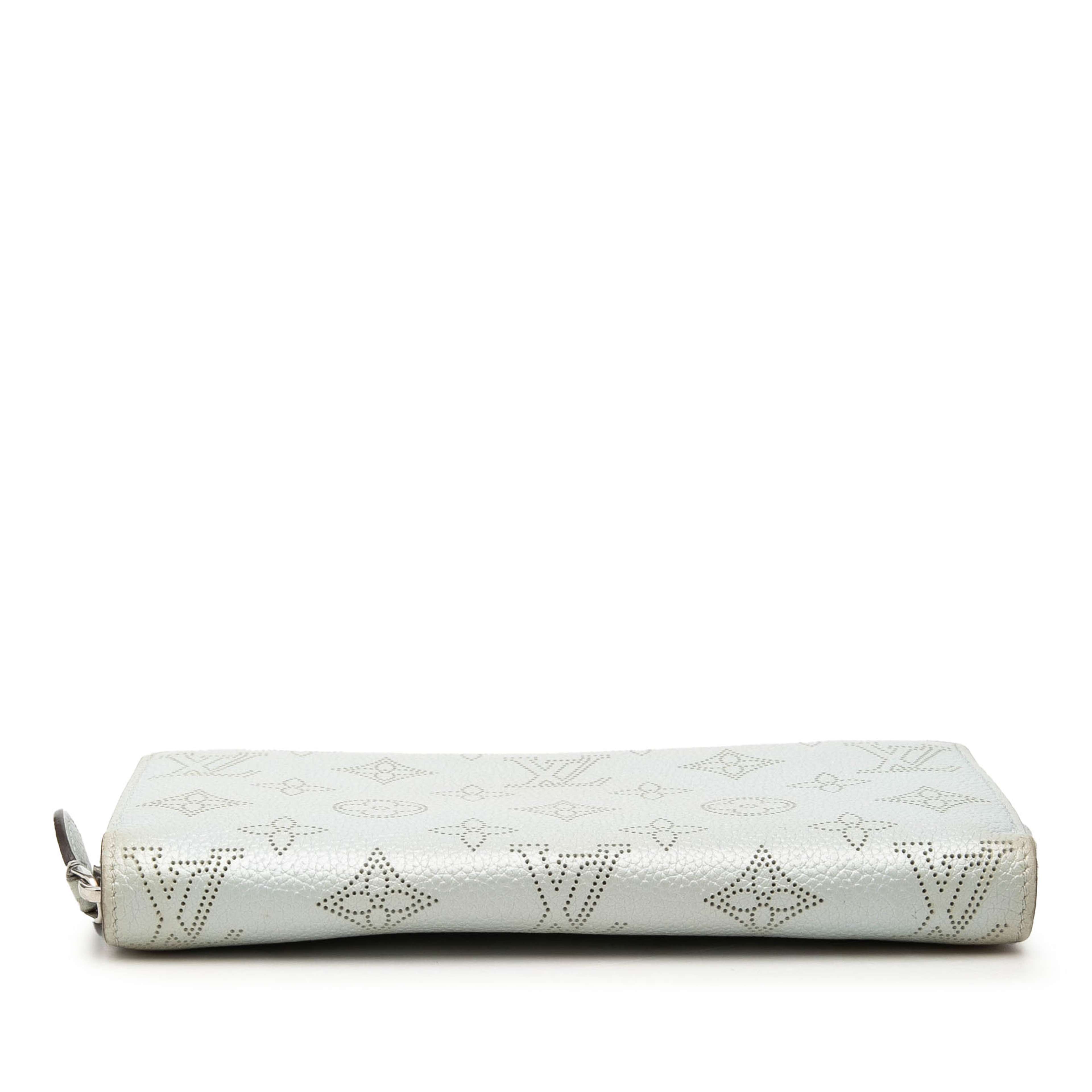 Louis Vuitton Monogram Mahina Zippy Wallet, från Luxclusif, i färgen grå. Klicka för att öppna bilden i stort format