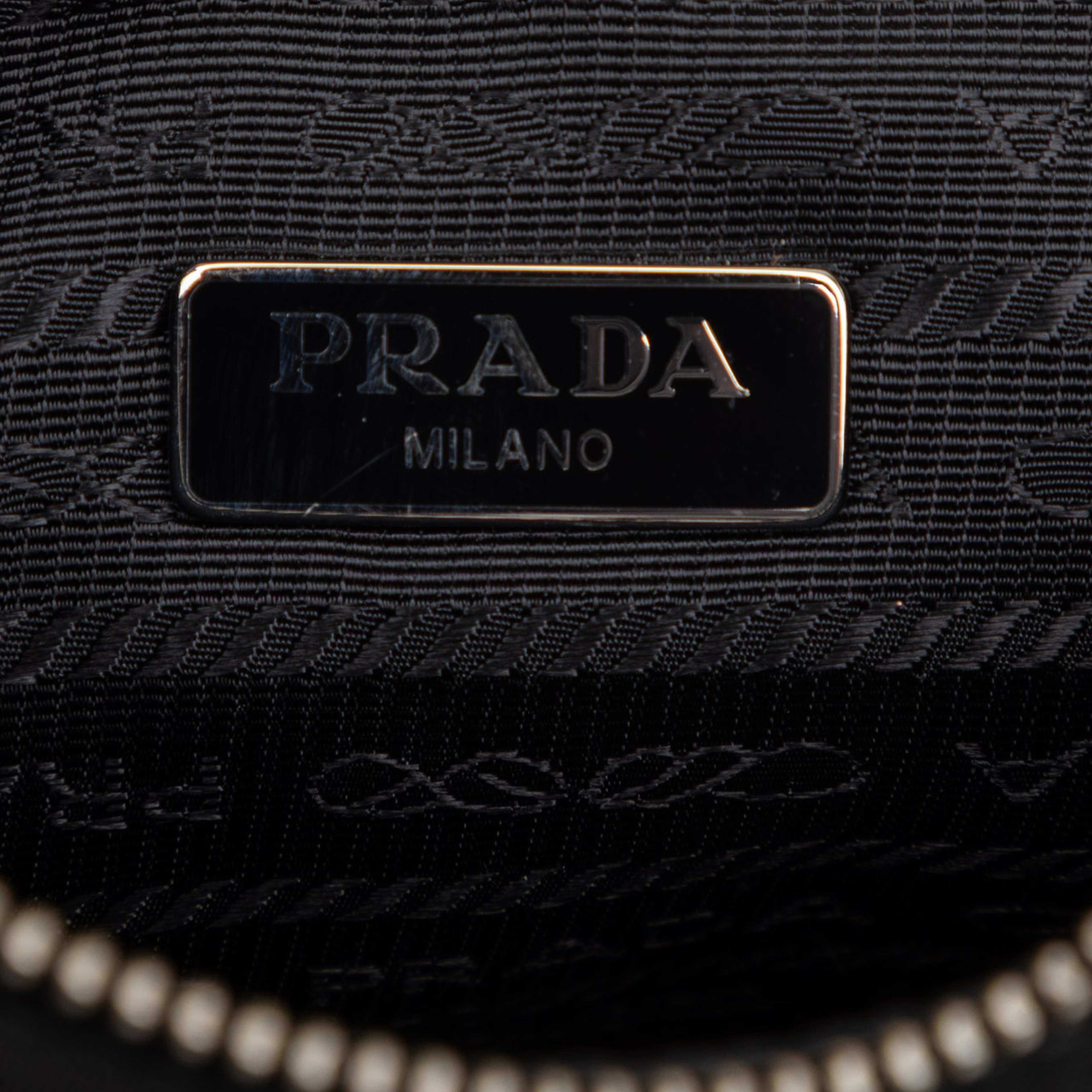 Prada Re Nylon Re Edition 2005 Shoulder Bag, från Luxclusif, i färgen black. Klicka för att öppna bilden i stort format