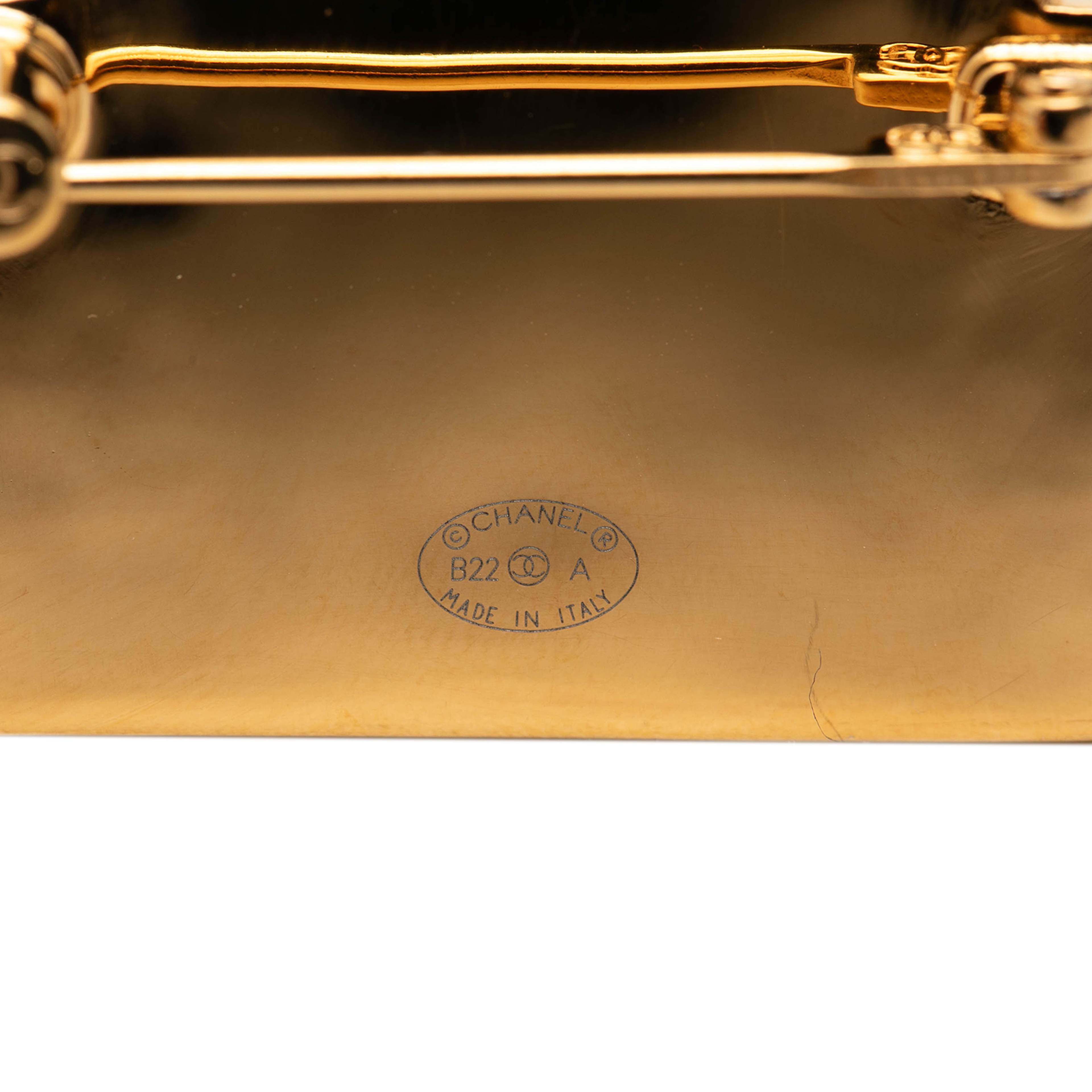 Chanel Cc Gold Plated Rue Cambon Dome Brooch, från Luxclusif, i färgen guld. Klicka för att öppna bilden i stort format