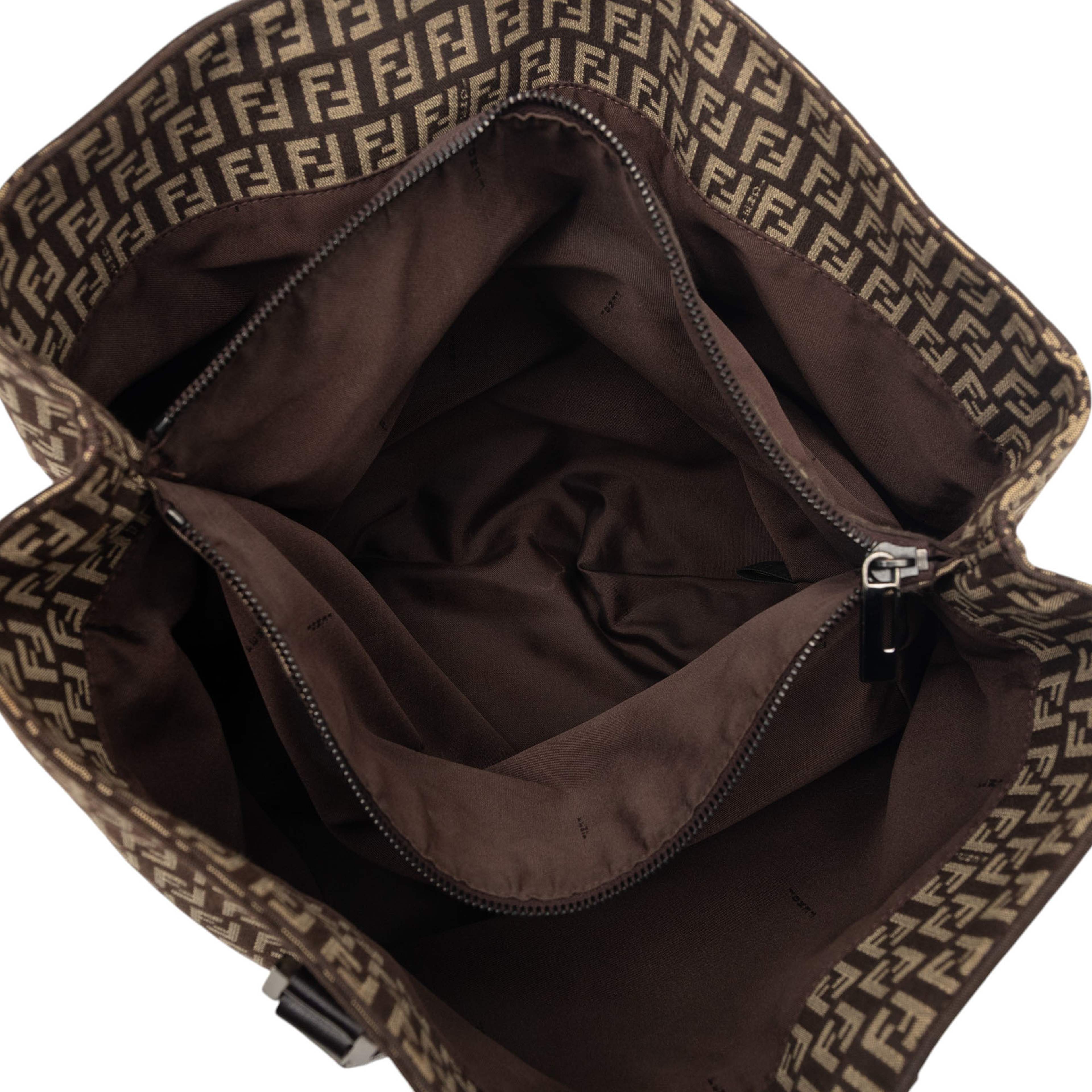 Fendi Zucchino Canvas Tote, från Luxclusif, i färgen dark brown. Klicka för att öppna bilden i stort format