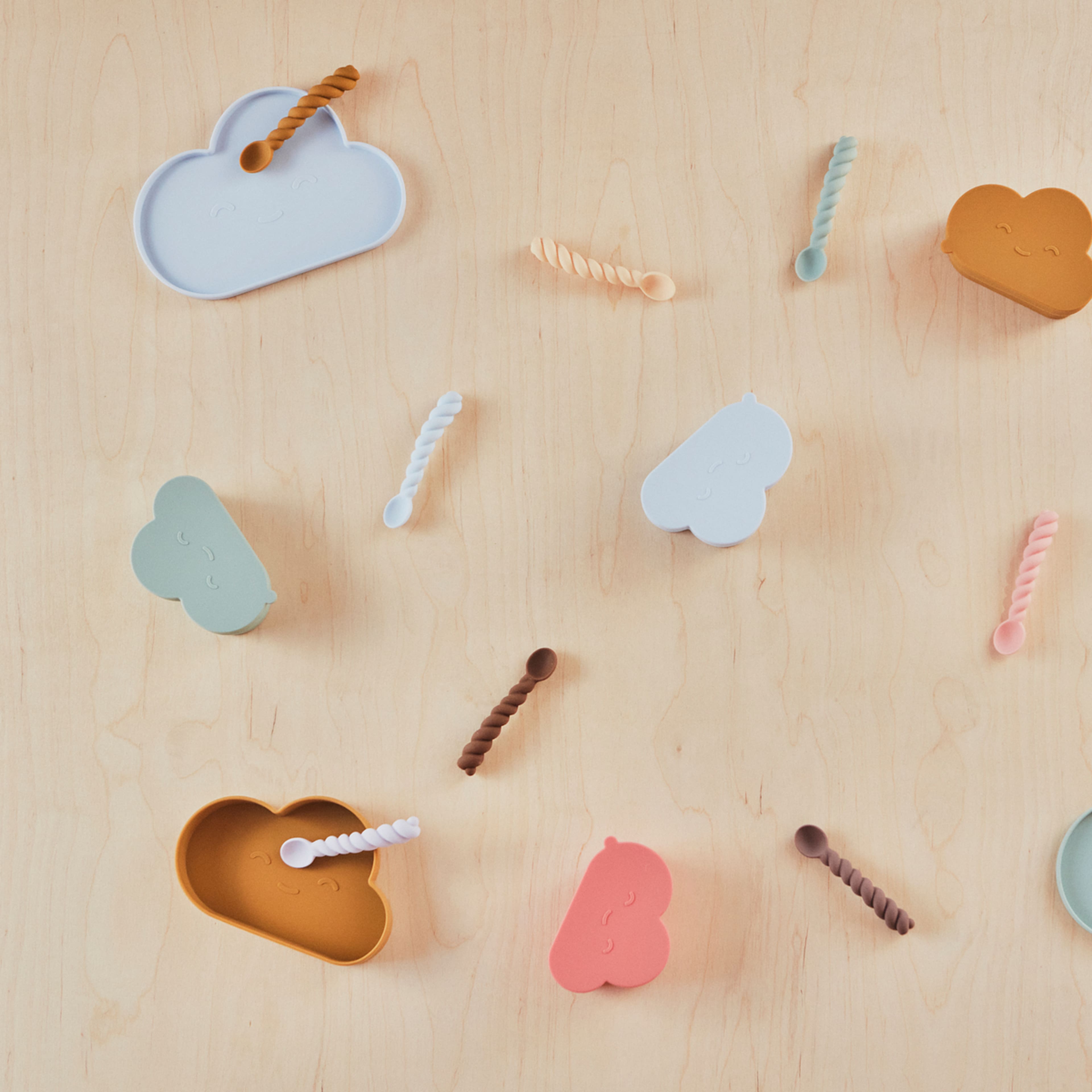 Chloe Cloud Plate & Bowl, från OYOY Mini, i färgen ice blue,brown. Klicka för att öppna bilden i stort format