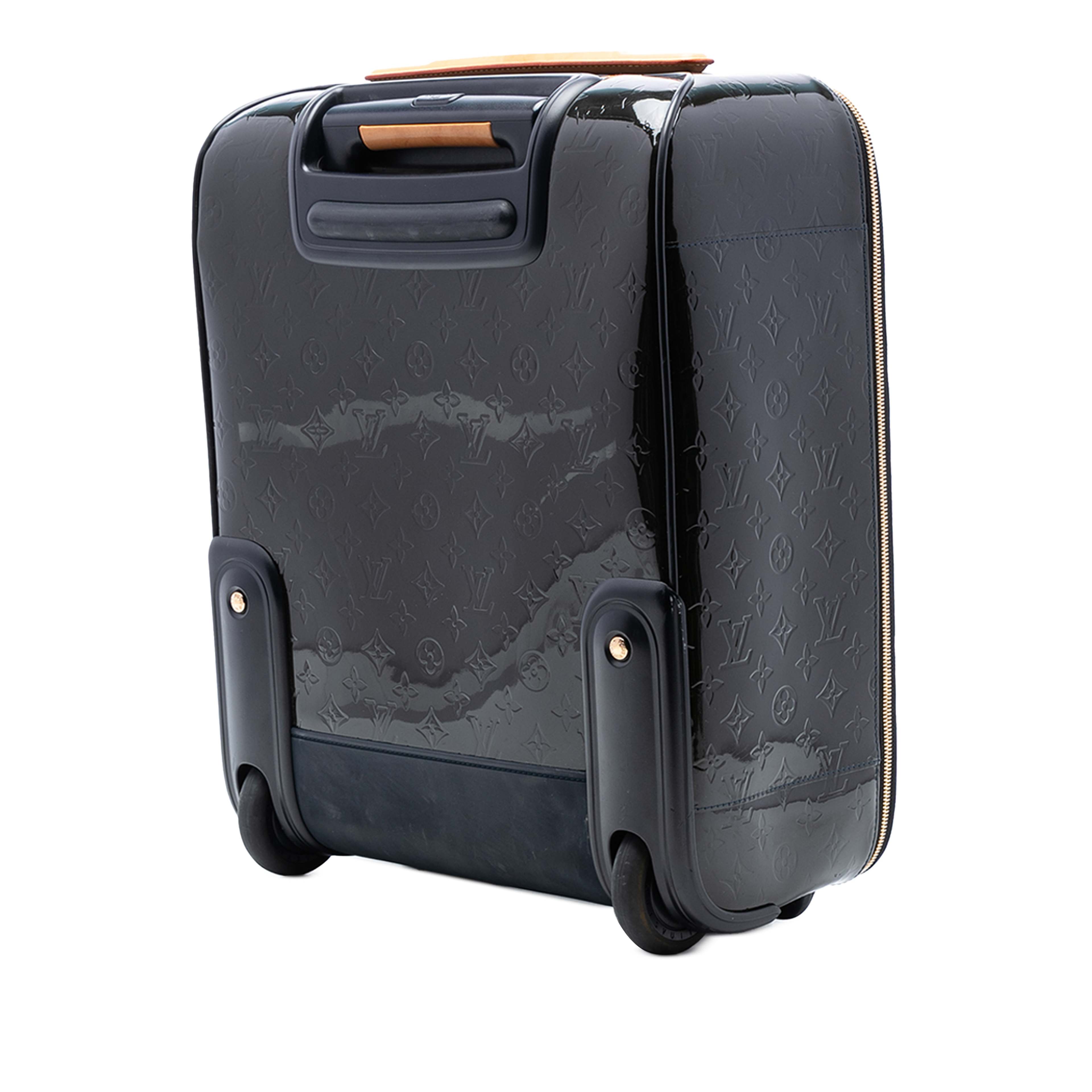 Louis Vuitton Monogram Vernis Pegase 45, från Luxclusif, i färgen navy. Klicka för att öppna bilden i stort format