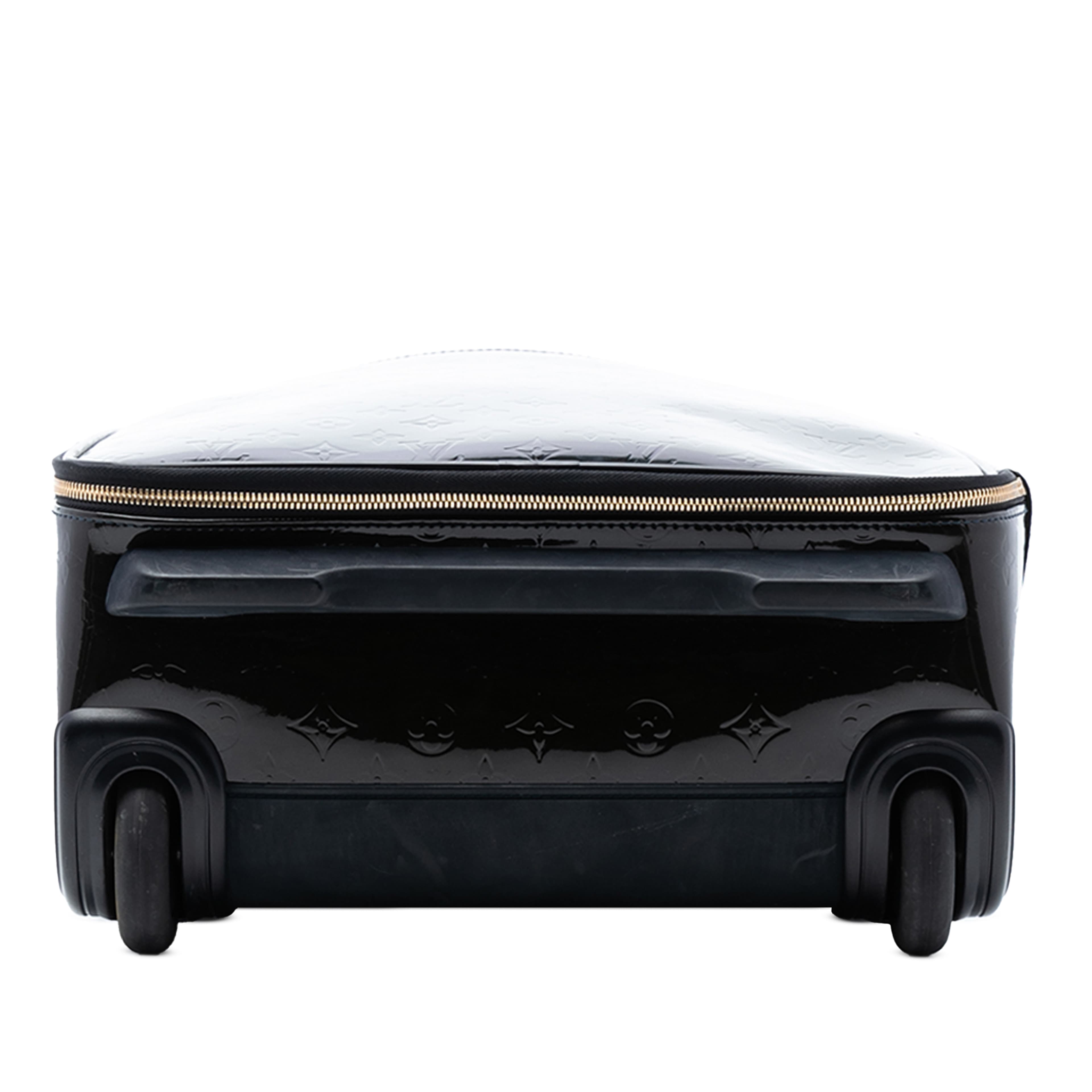 Louis Vuitton Monogram Vernis Pegase 45, från Luxclusif, i färgen navy. Klicka för att öppna bilden i stort format