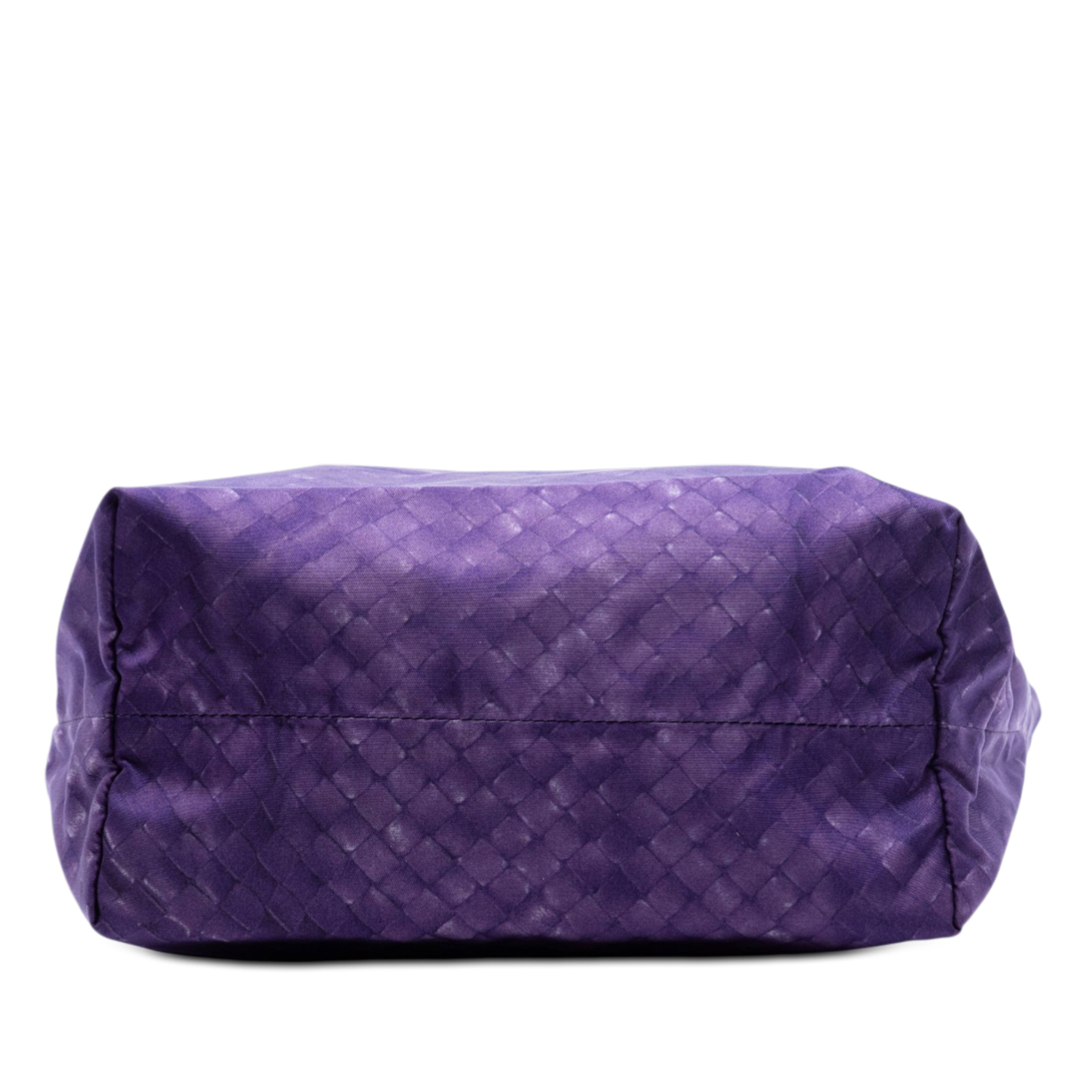 Bottega Veneta Nylon Intrecciolusion Vertical Tote, från Luxclusif, i färgen purple. Klicka för att öppna bilden i stort format