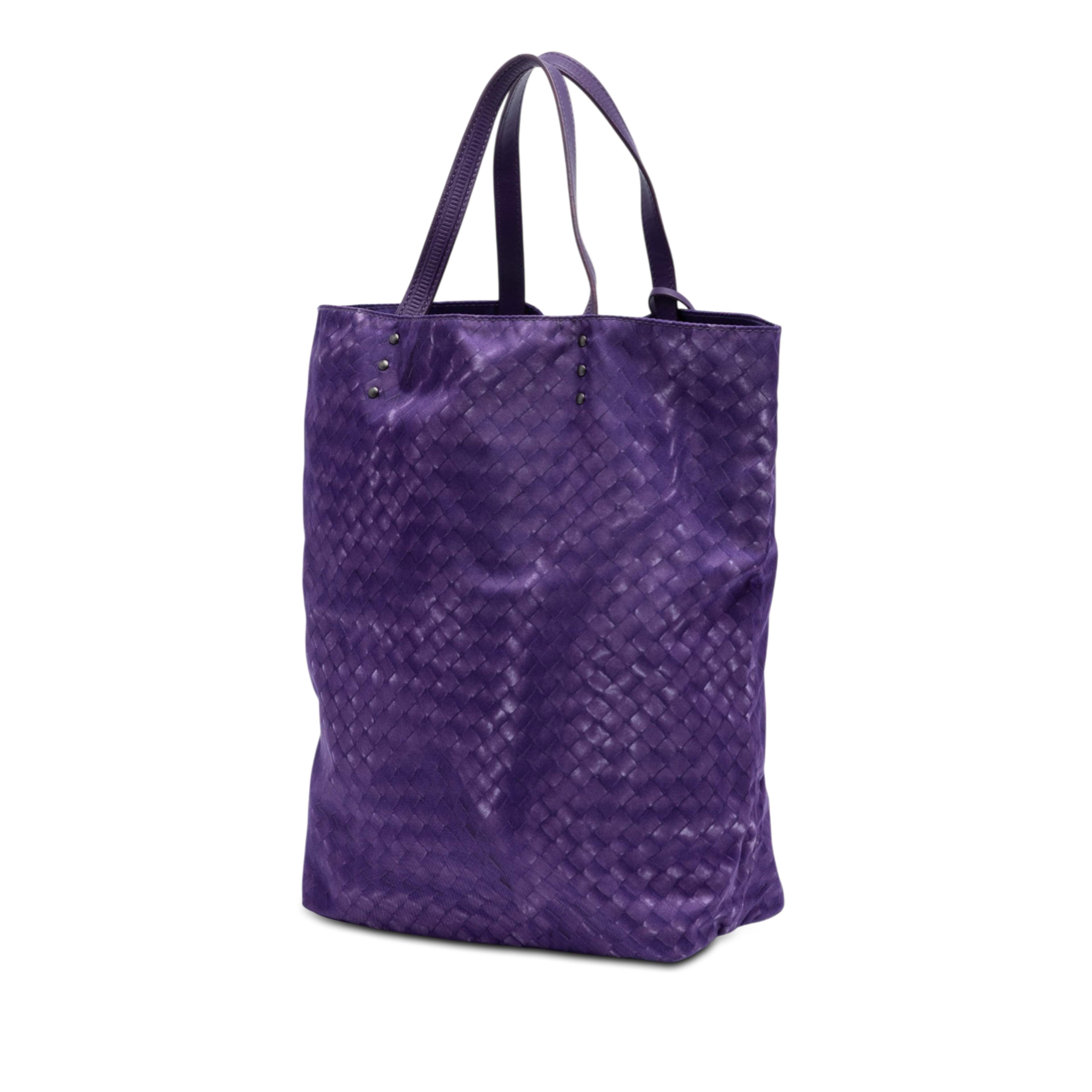 Bottega Veneta Nylon Intrecciolusion Vertical Tote, från Luxclusif, i färgen purple. Klicka för att öppna bilden i stort format