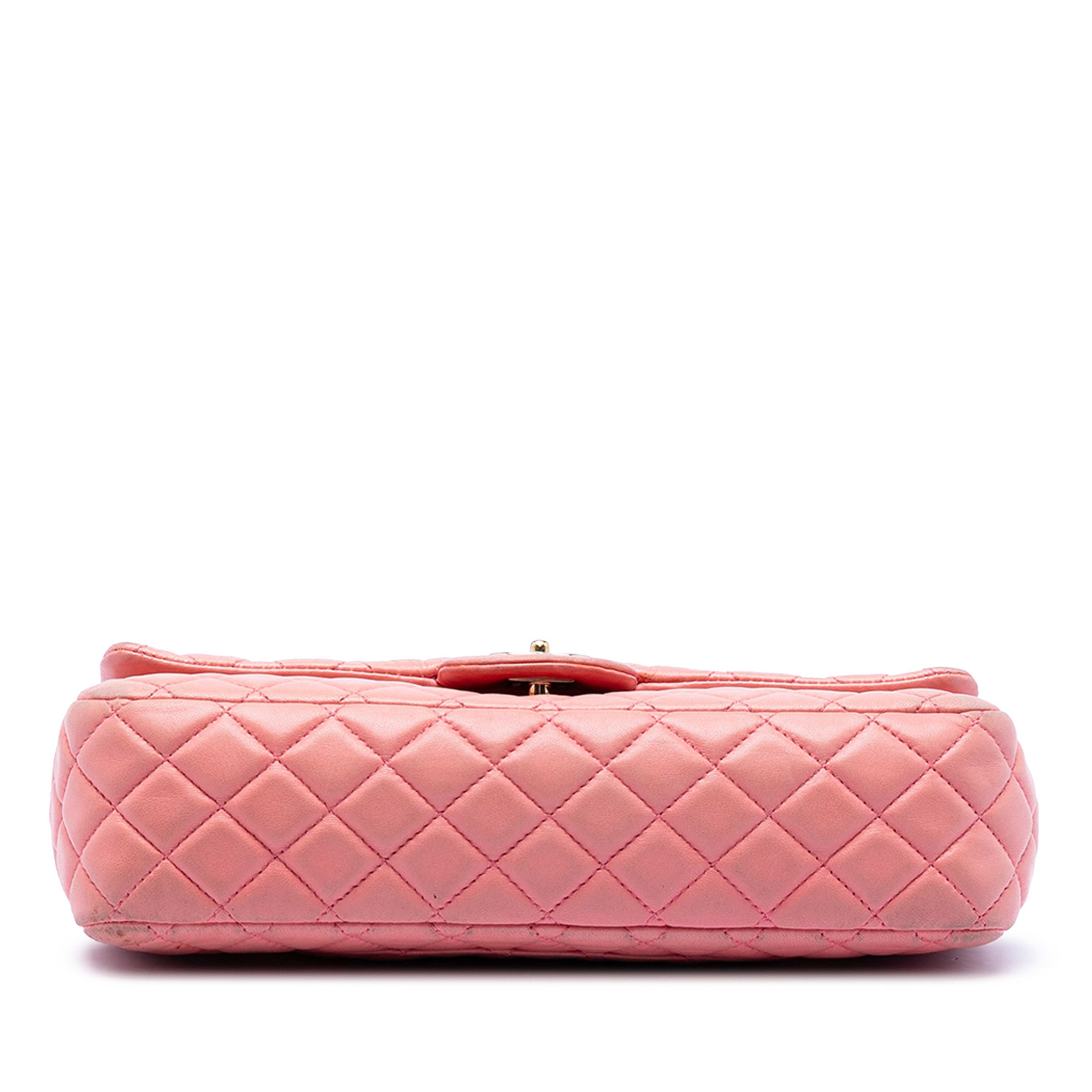 Chanel Medium Classic Lambskin Valentines Heart Charms Single Flap, från Luxclusif, i färgen pink. Klicka för att öppna bilden i stort format