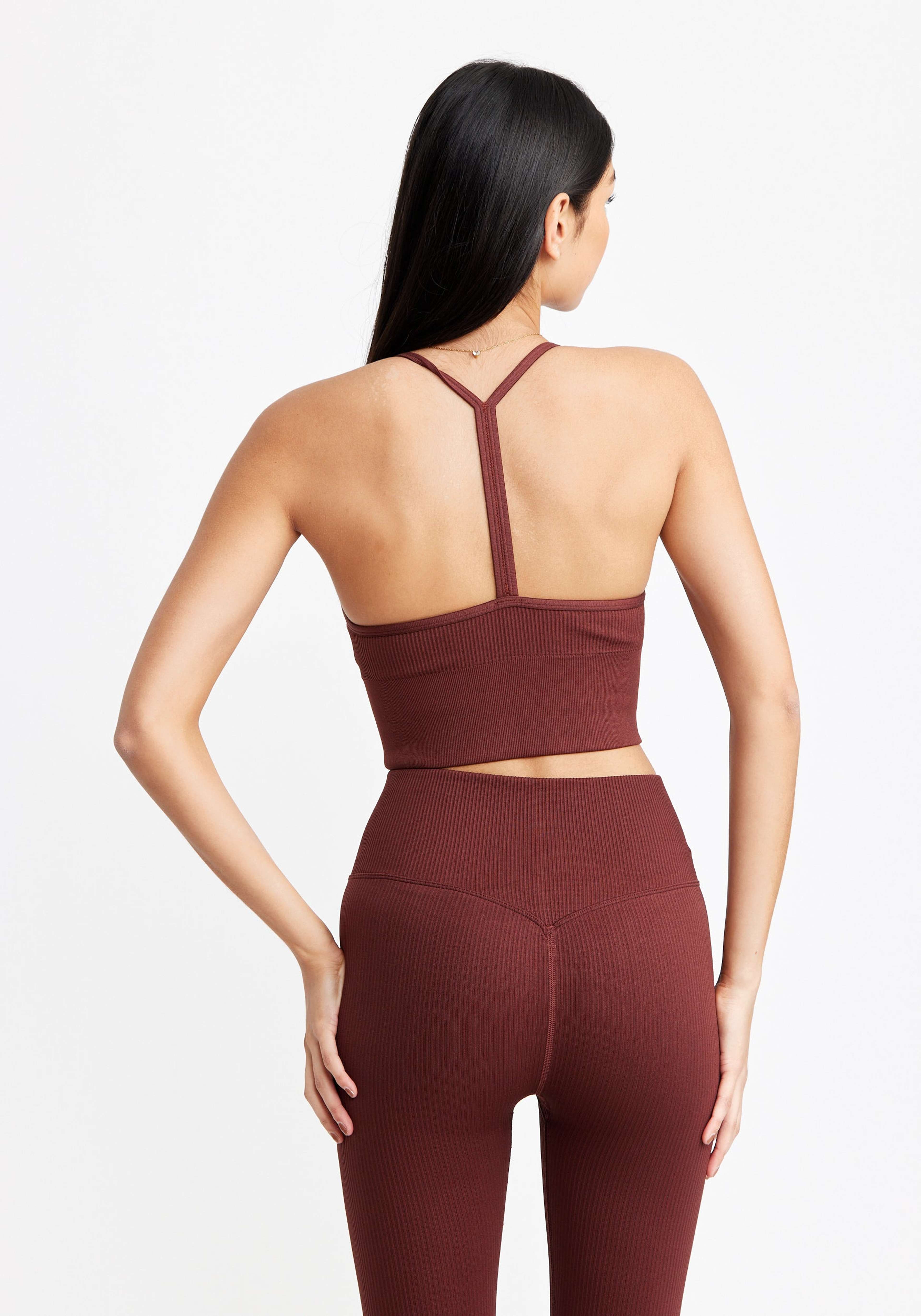 Ribbed Seamless V Sports Bra, från Drop of Mindfulness, i färgen rum raisin. Klicka för att öppna bilden i stort format