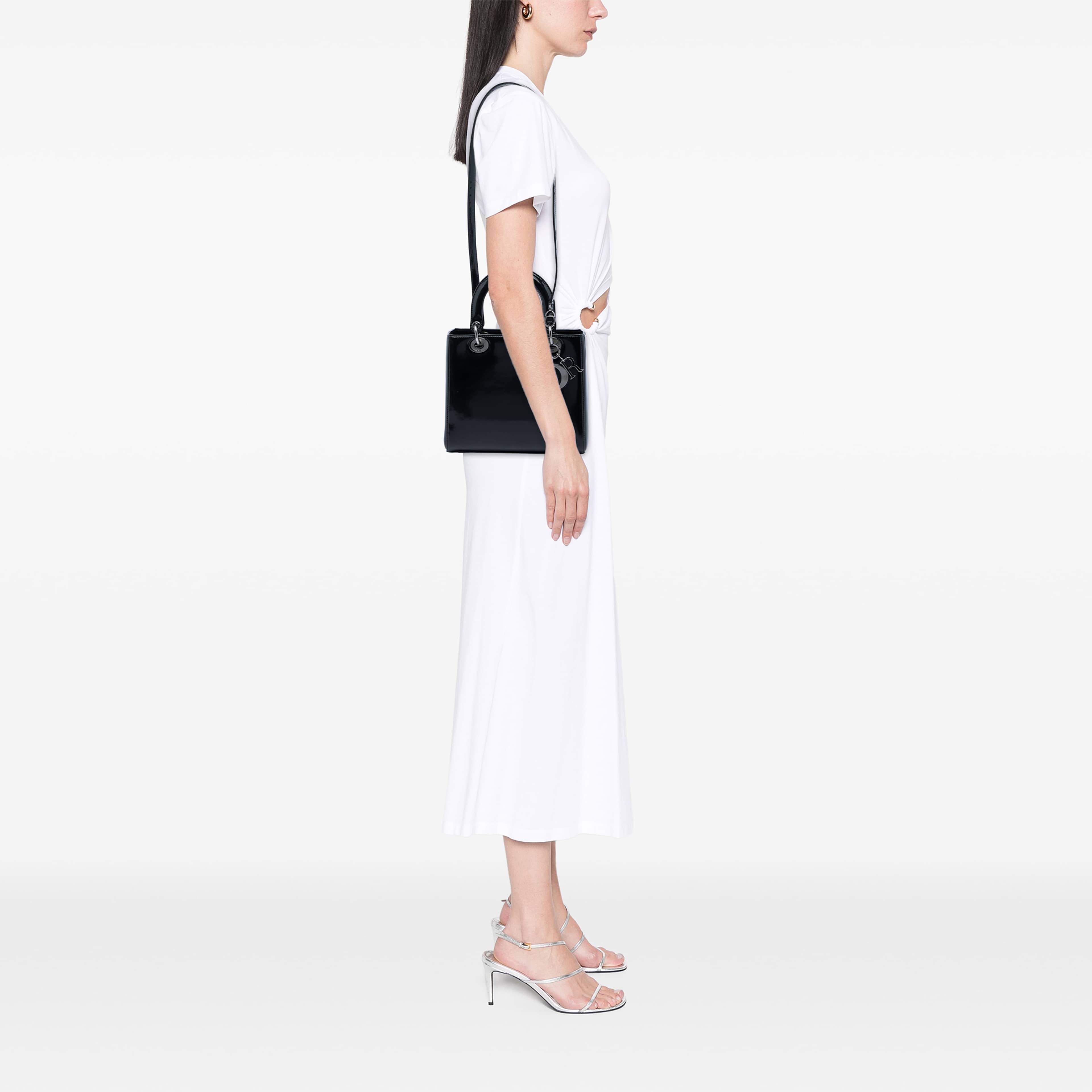 Dior Medium Patent Lady Dior, från Luxclusif, i färgen svart. Klicka för att öppna bilden i stort format