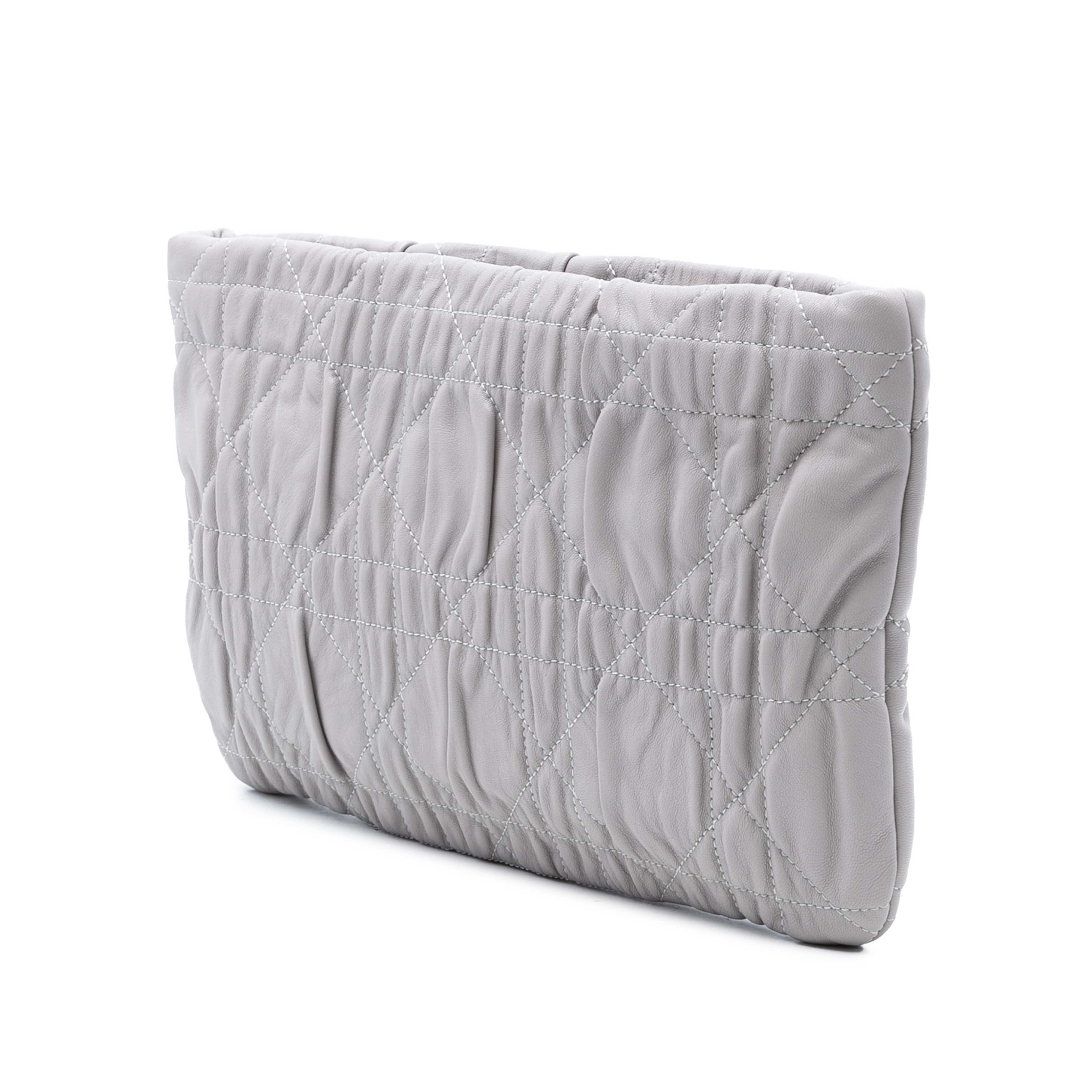 Dior Calfskin Cannage Rose Clutch, från Luxclusif, i färgen grå. Klicka för att öppna bilden i stort format