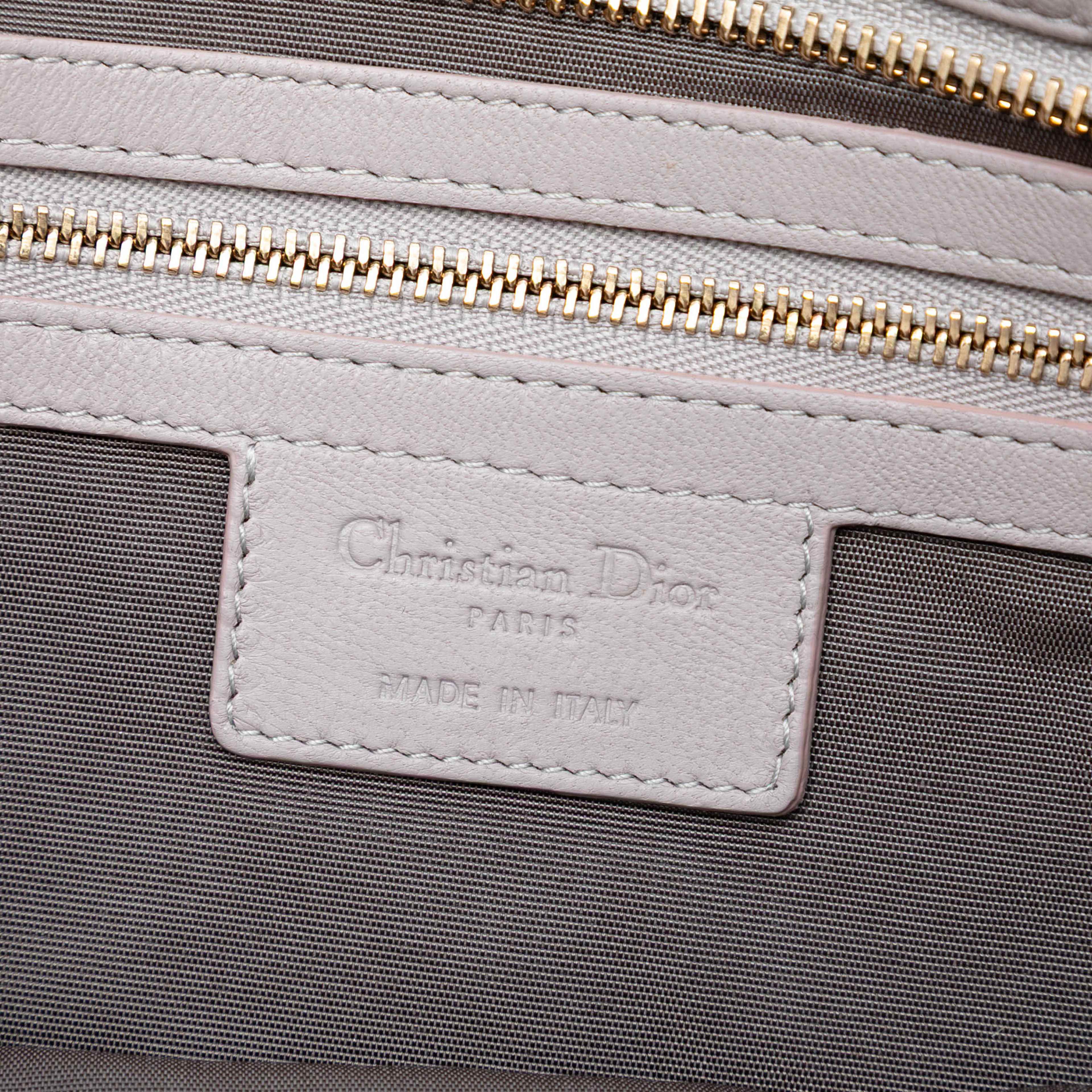 Dior Calfskin Cannage Rose Clutch, från Luxclusif, i färgen light gray. Klicka för att öppna bilden i stort format