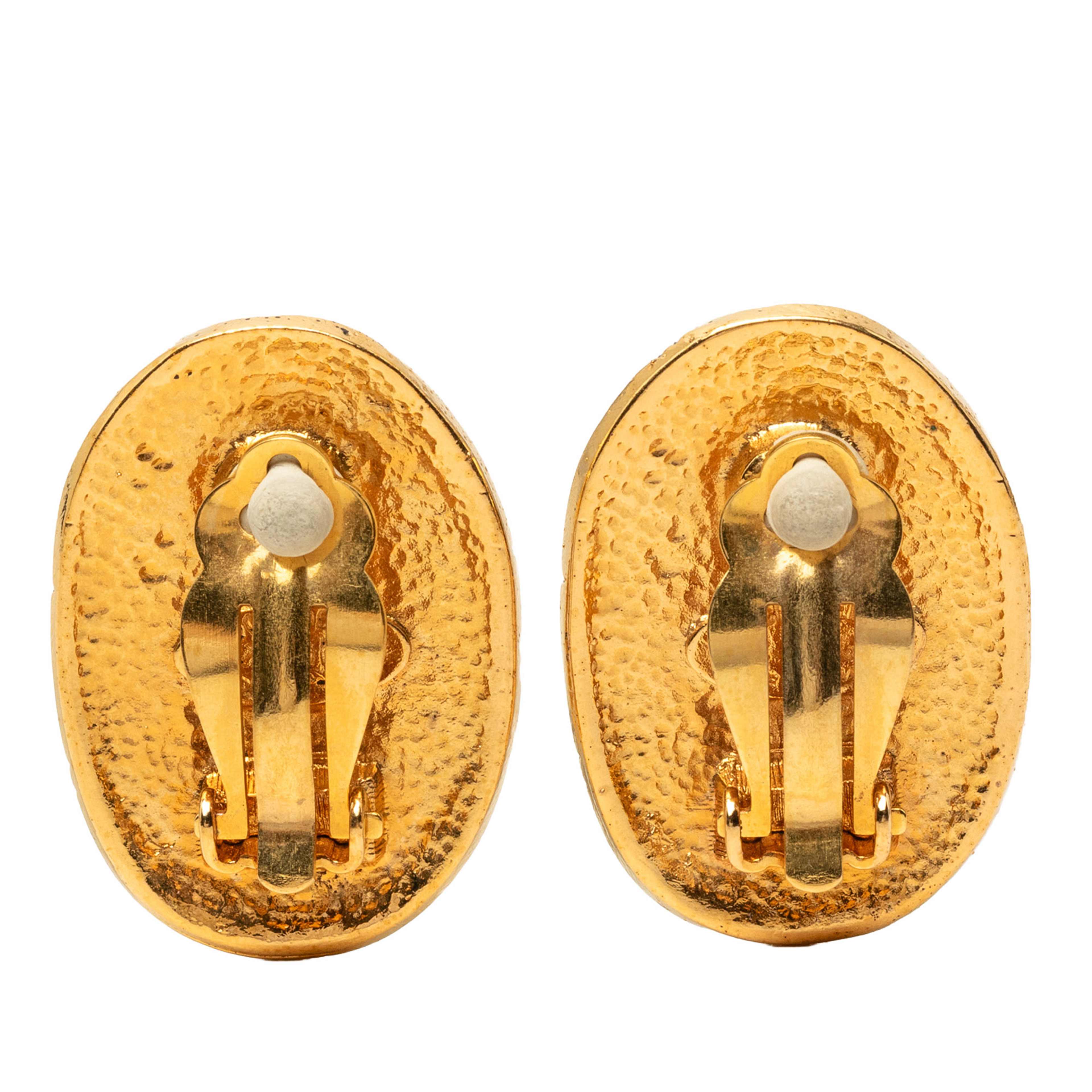 Chanel Cc Gold Plated Crown Oval Clip On Earrings, från Luxclusif, i färgen guld. Klicka för att öppna bilden i stort format