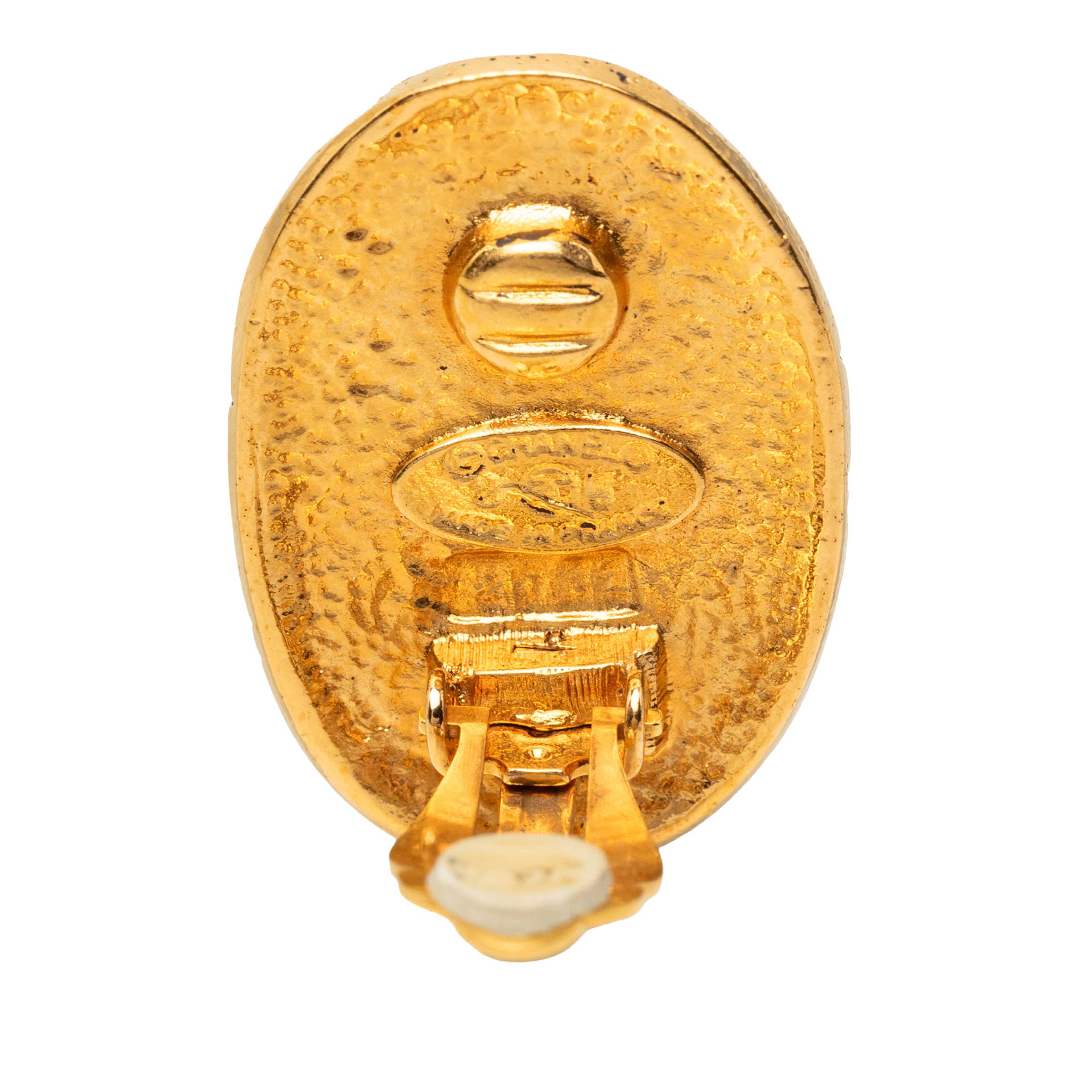 Chanel Cc Gold Plated Crown Oval Clip On Earrings, från Luxclusif, i färgen guld. Klicka för att öppna bilden i stort format