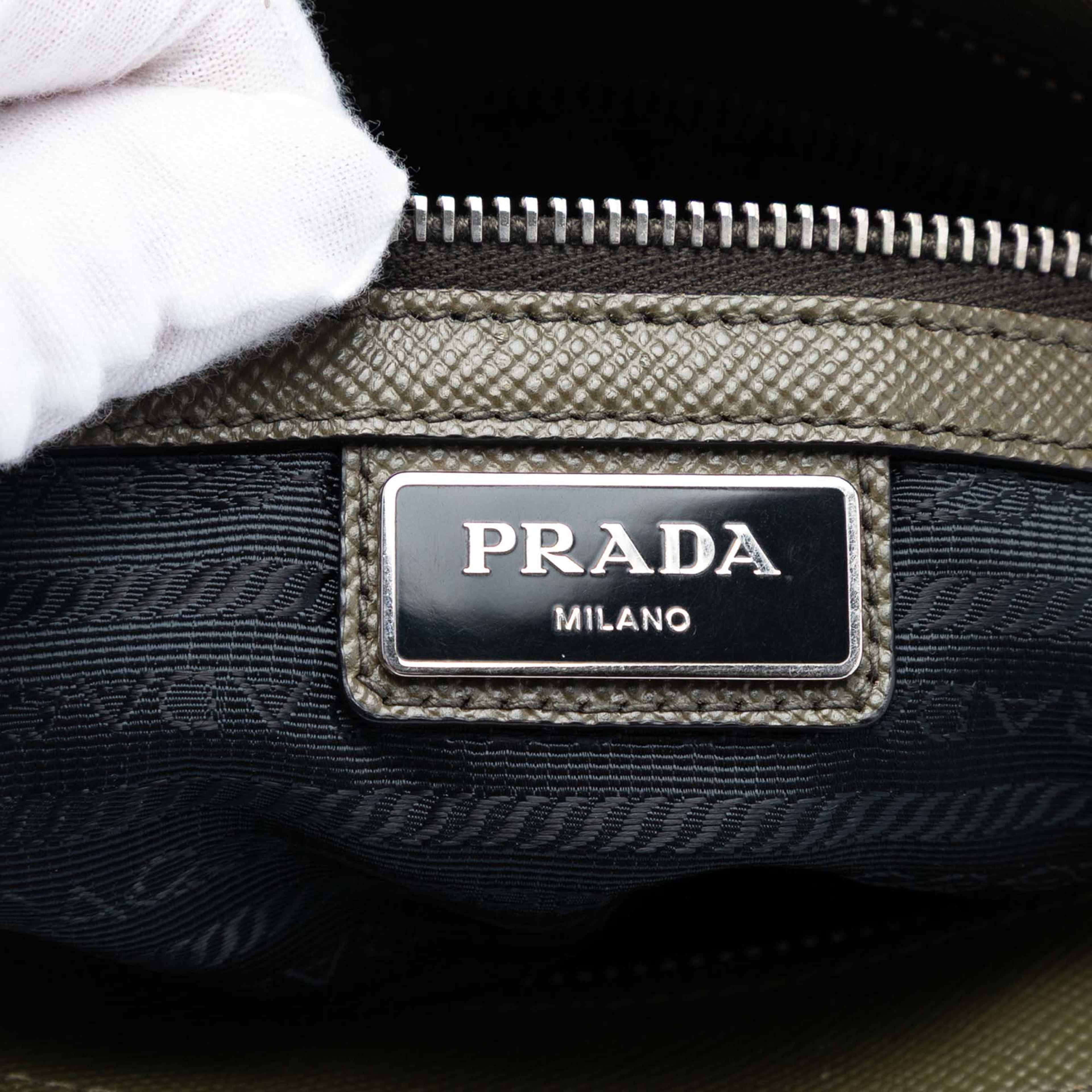 Prada Saffiano Brique Zip Top Crossbody, från Luxclusif, i färgen dark gray. Klicka för att öppna bilden i stort format