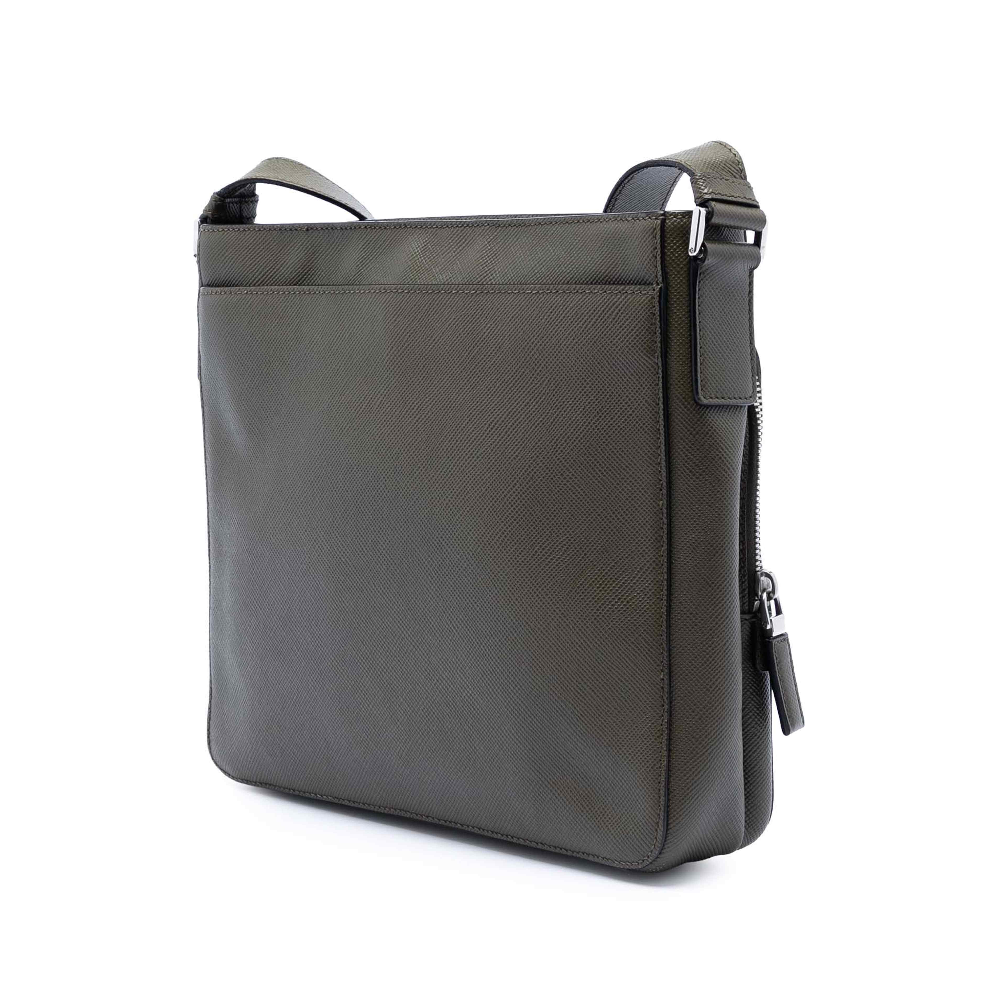 Prada Saffiano Brique Zip Top Crossbody, från Luxclusif, i färgen dark gray. Klicka för att öppna bilden i stort format