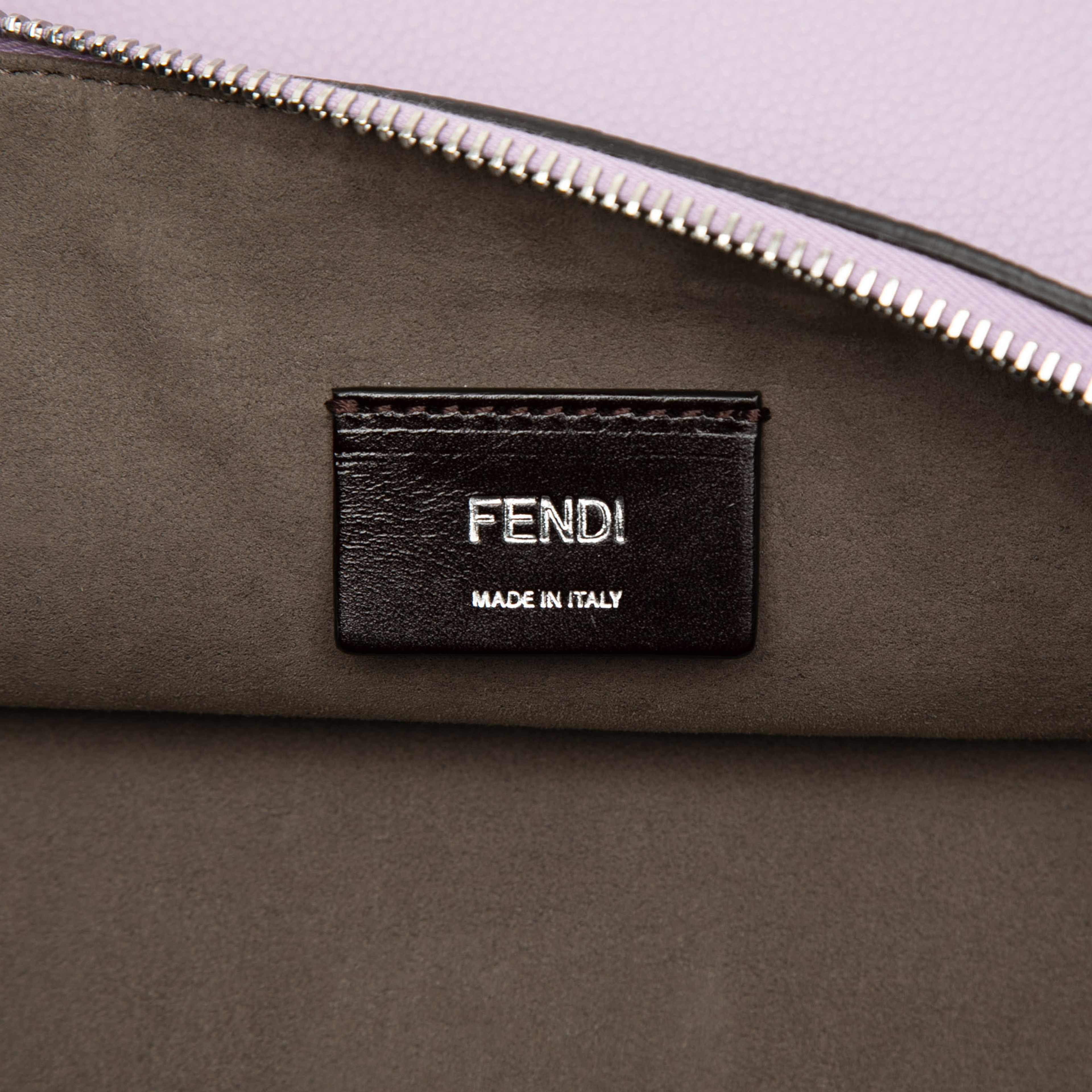 Fendi Calfskin Roma Flat Messenger Bag, från Luxclusif, i färgen light purple. Klicka för att öppna bilden i stort format