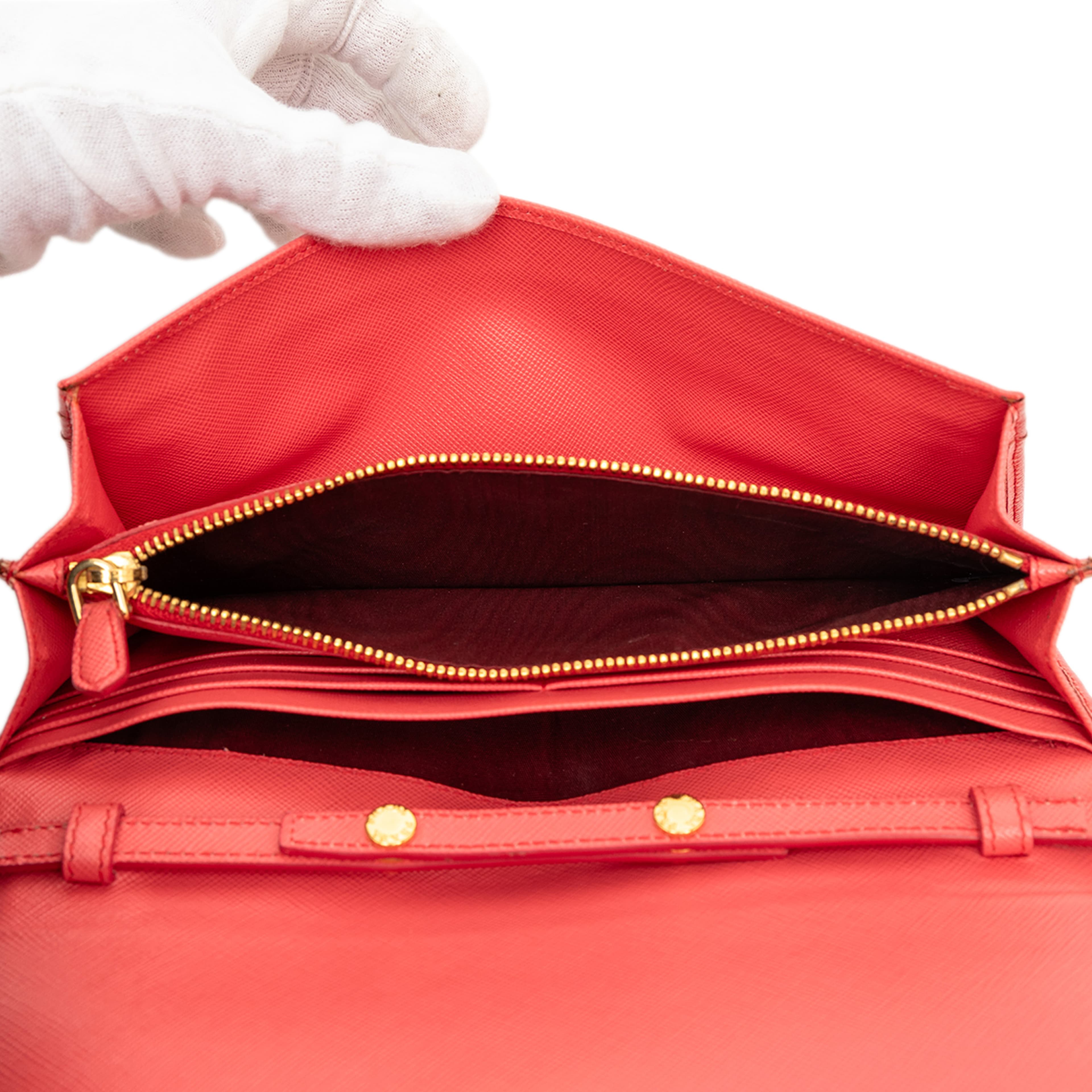 Prada Saffiano Lux Wallet On Chain, från Luxclusif, i färgen red. Klicka för att öppna bilden i stort format