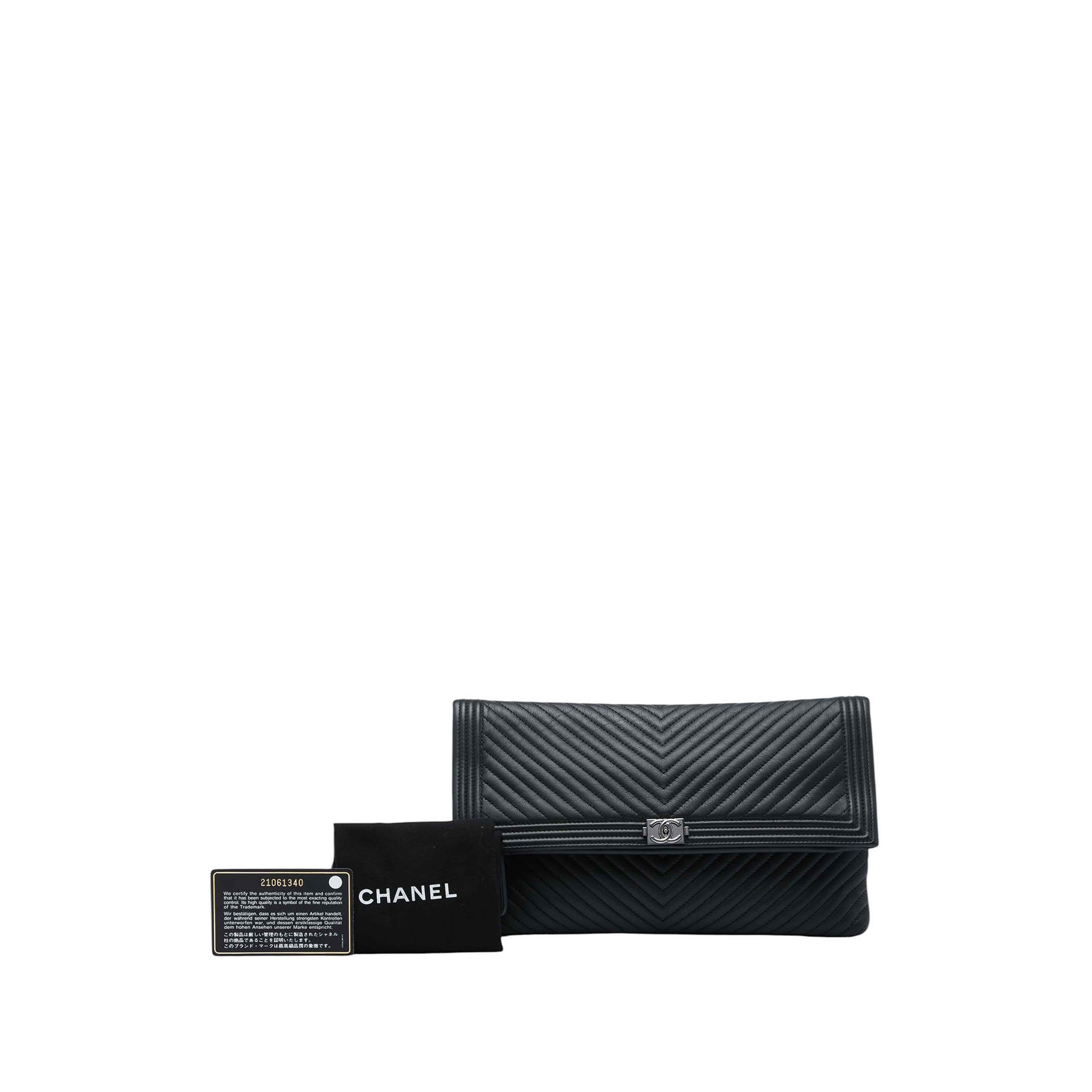 Chanel Chevron Calfskin Cc Beauty Boy Foldover Clutch, från Luxclusif, i färgen svart. Klicka för att öppna bilden i stort format