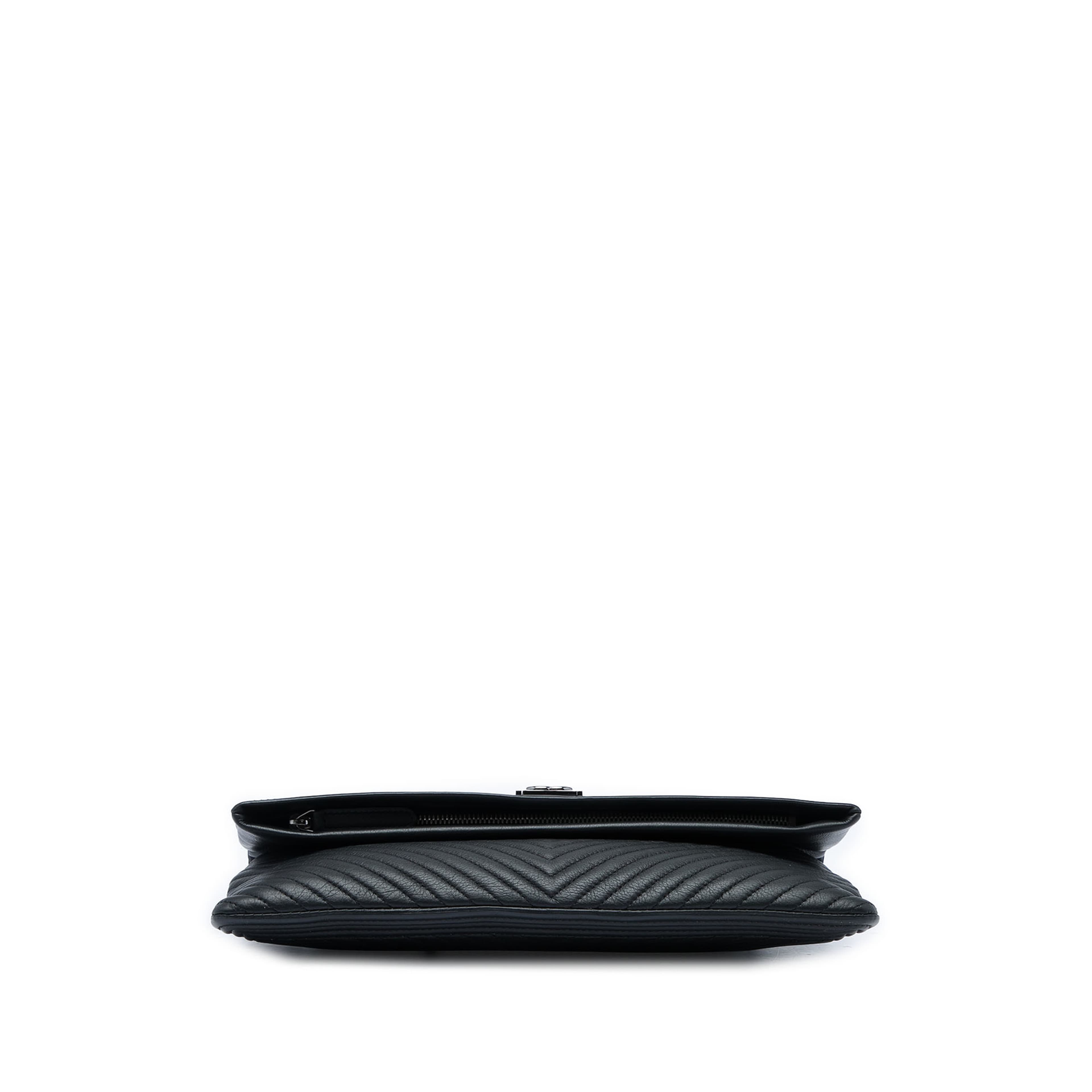 Chanel Chevron Calfskin Cc Beauty Boy Foldover Clutch, från Luxclusif, i färgen svart. Klicka för att öppna bilden i stort format