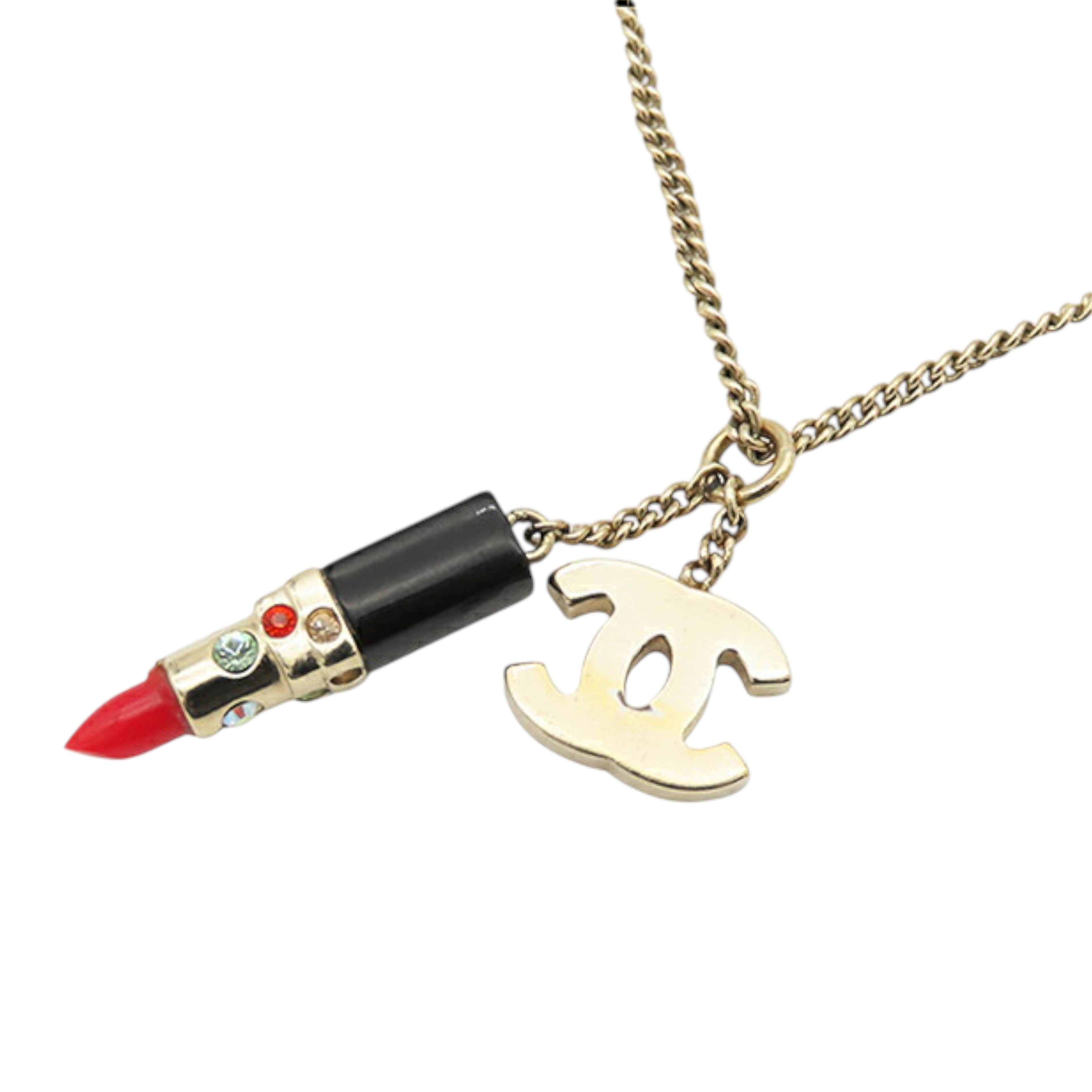 Chanel Gold Plated Cc Lipstick Pendant Necklace, från Luxclusif, i färgen gold. Klicka för att öppna bilden i stort format