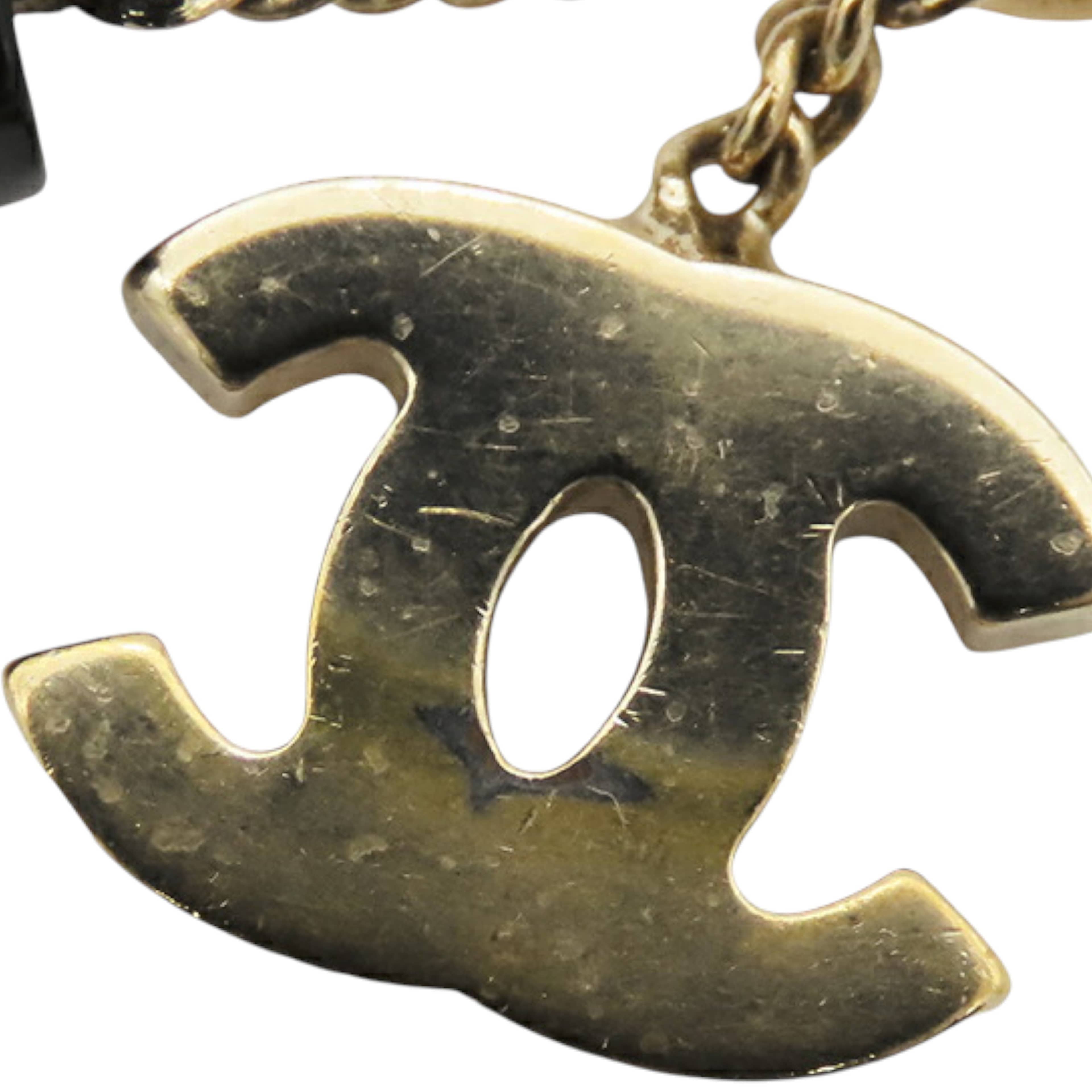 Chanel Gold Plated Cc Lipstick Pendant Necklace, från Luxclusif, i färgen gold. Klicka för att öppna bilden i stort format