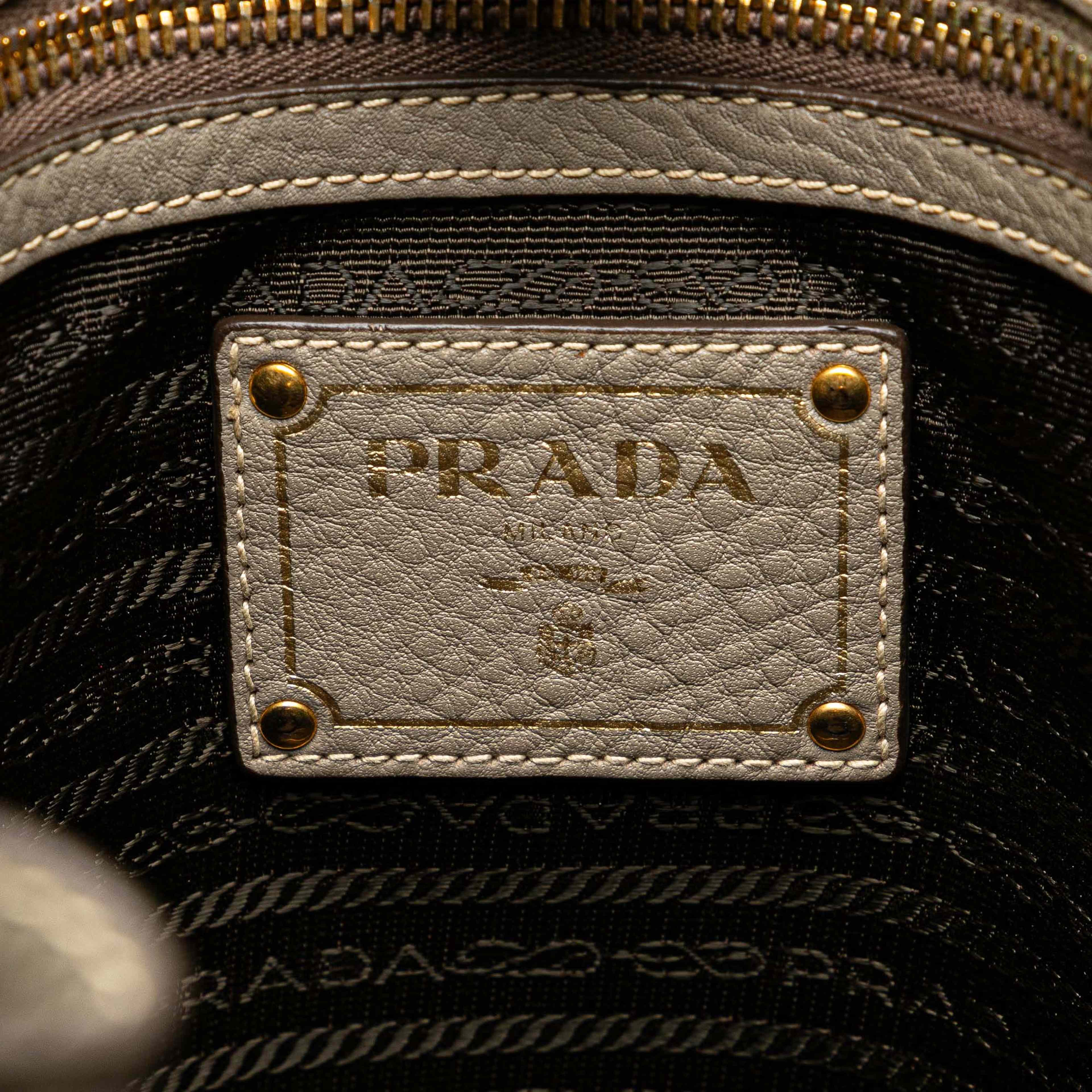 Prada Vitello Daino Side Zip Shopper Tote, från Luxclusif, i färgen gray. Klicka för att öppna bilden i stort format