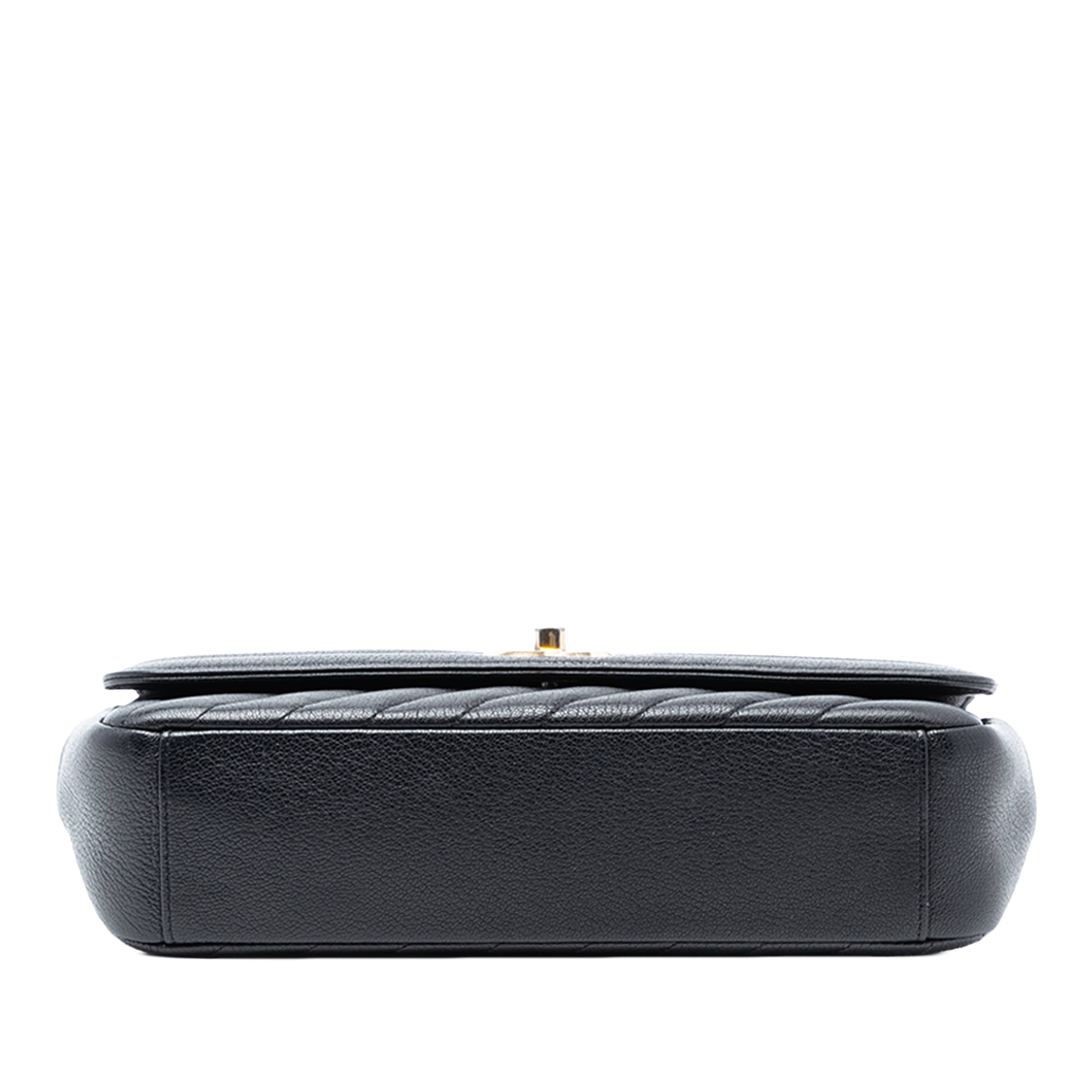 Chanel Medium Diagonal Quilted Goatskin Flap, från Luxclusif, i färgen black. Klicka för att öppna bilden i stort format