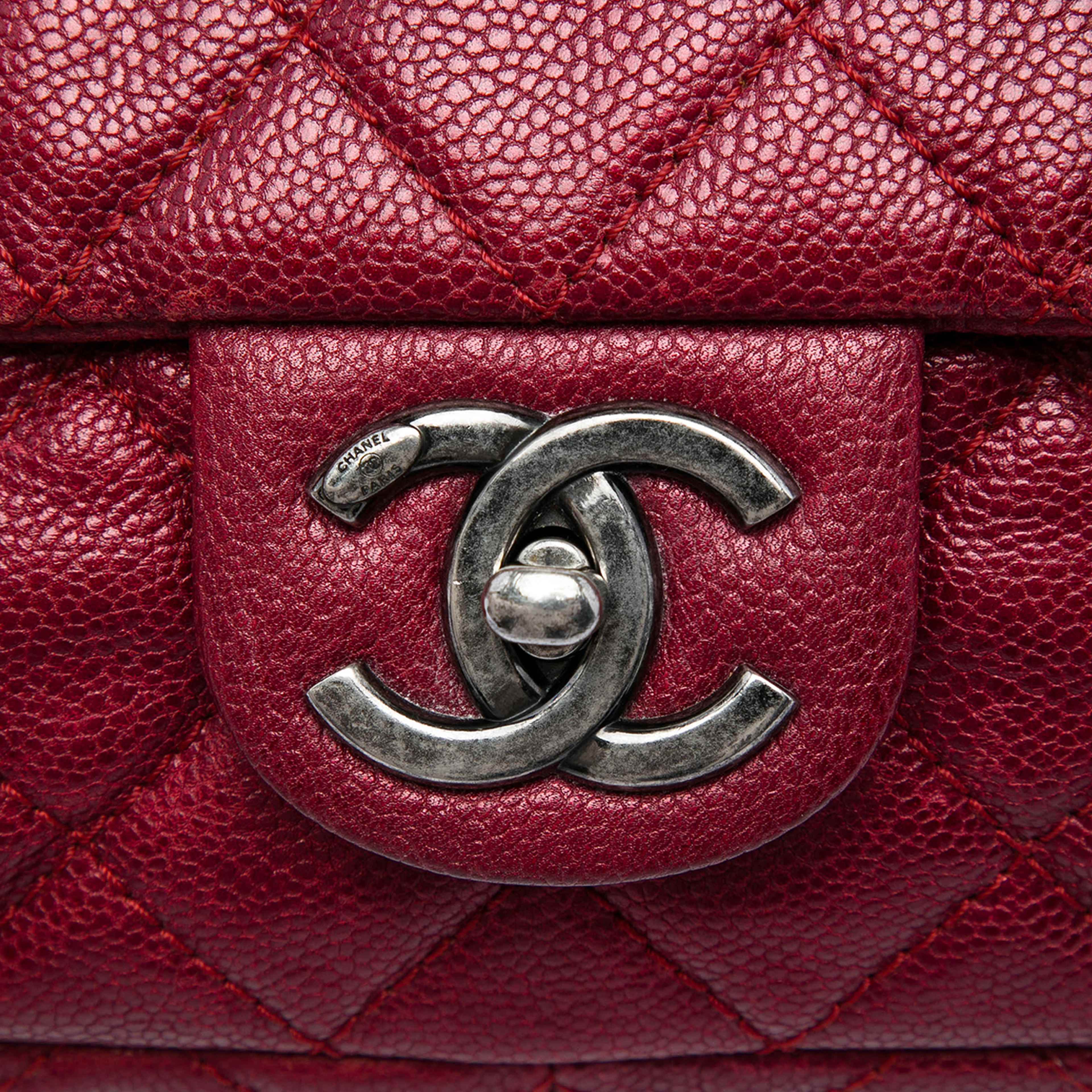 Chanel Jumbo Quilted Iridescent Caviar Easy Flap, från Luxclusif, i färgen röd. Klicka för att öppna bilden i stort format