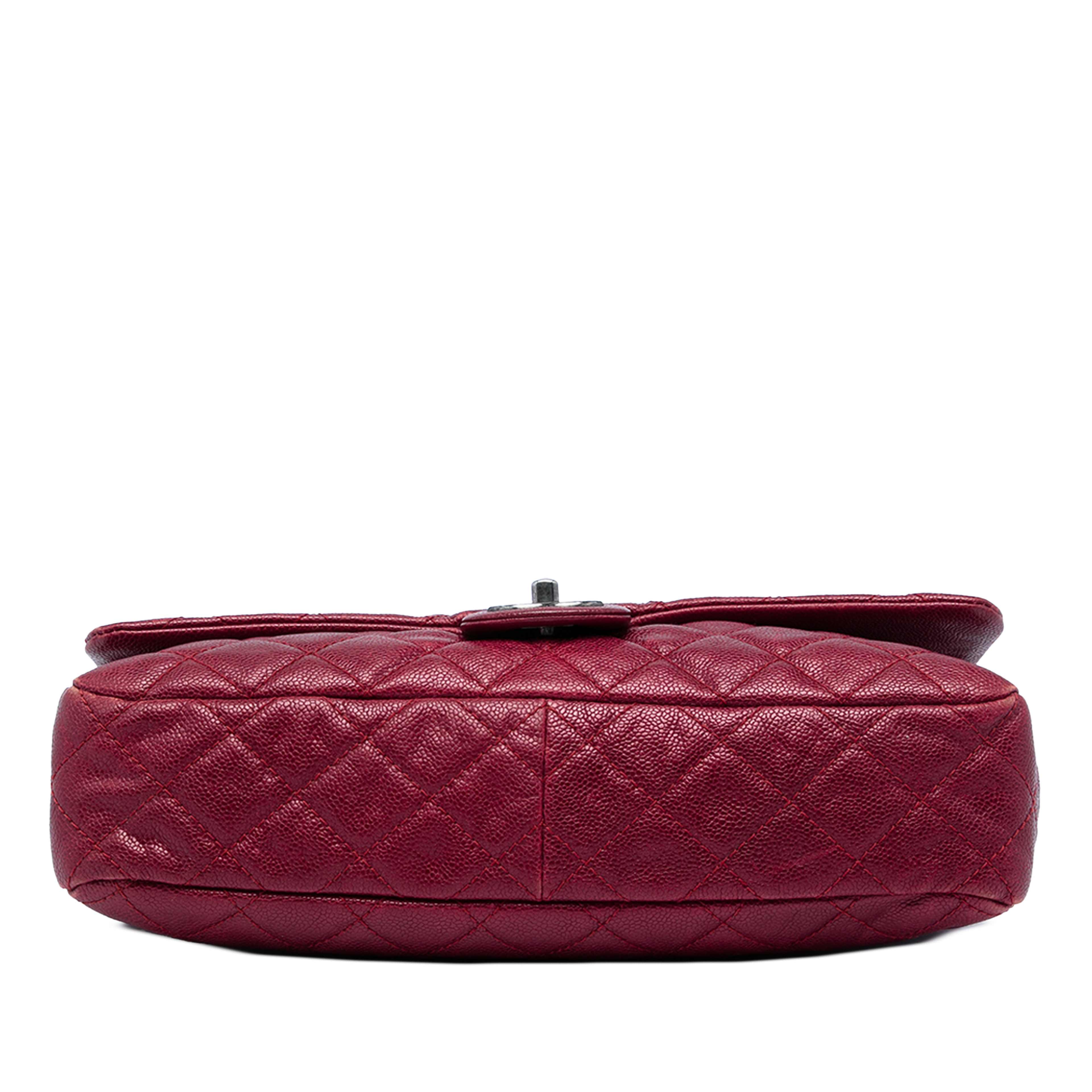 Chanel Jumbo Quilted Iridescent Caviar Easy Flap, från Luxclusif, i färgen röd. Klicka för att öppna bilden i stort format