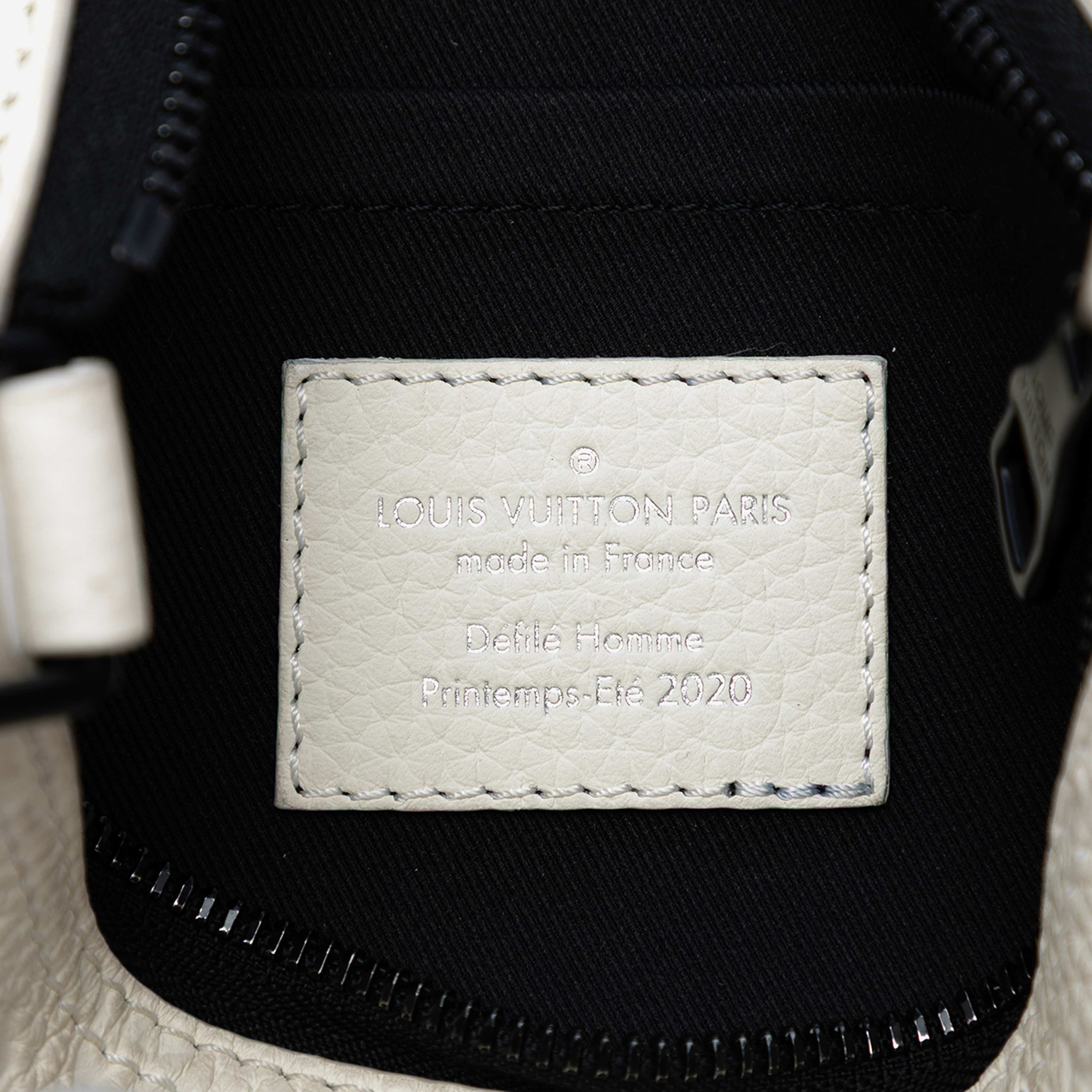 Louis Vuitton Monogram Empreinte Triangle Messenger Bag, från Luxclusif, i färgen white. Klicka för att öppna bilden i stort format