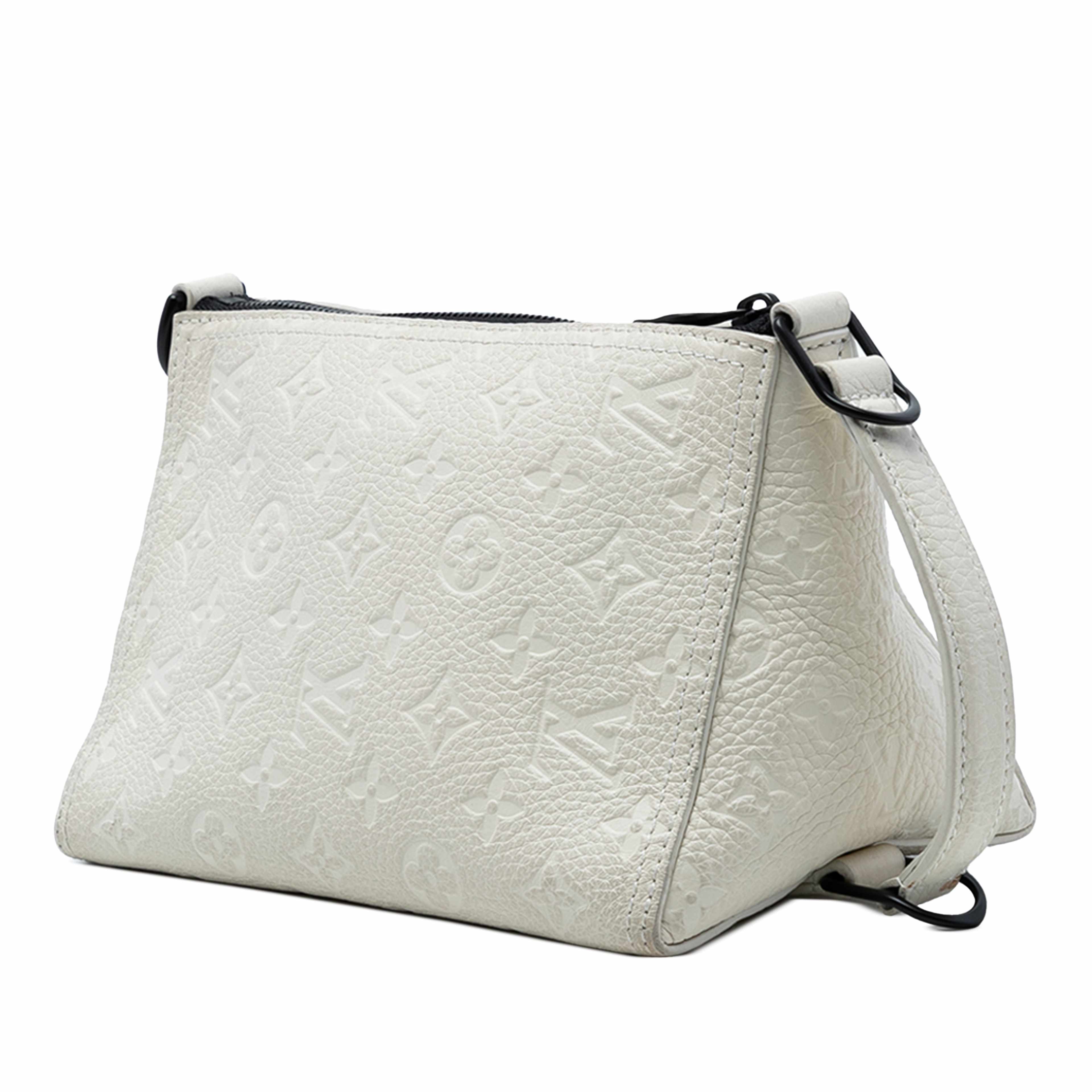 Louis Vuitton Monogram Empreinte Triangle Messenger Bag, från Luxclusif, i färgen white. Klicka för att öppna bilden i stort format