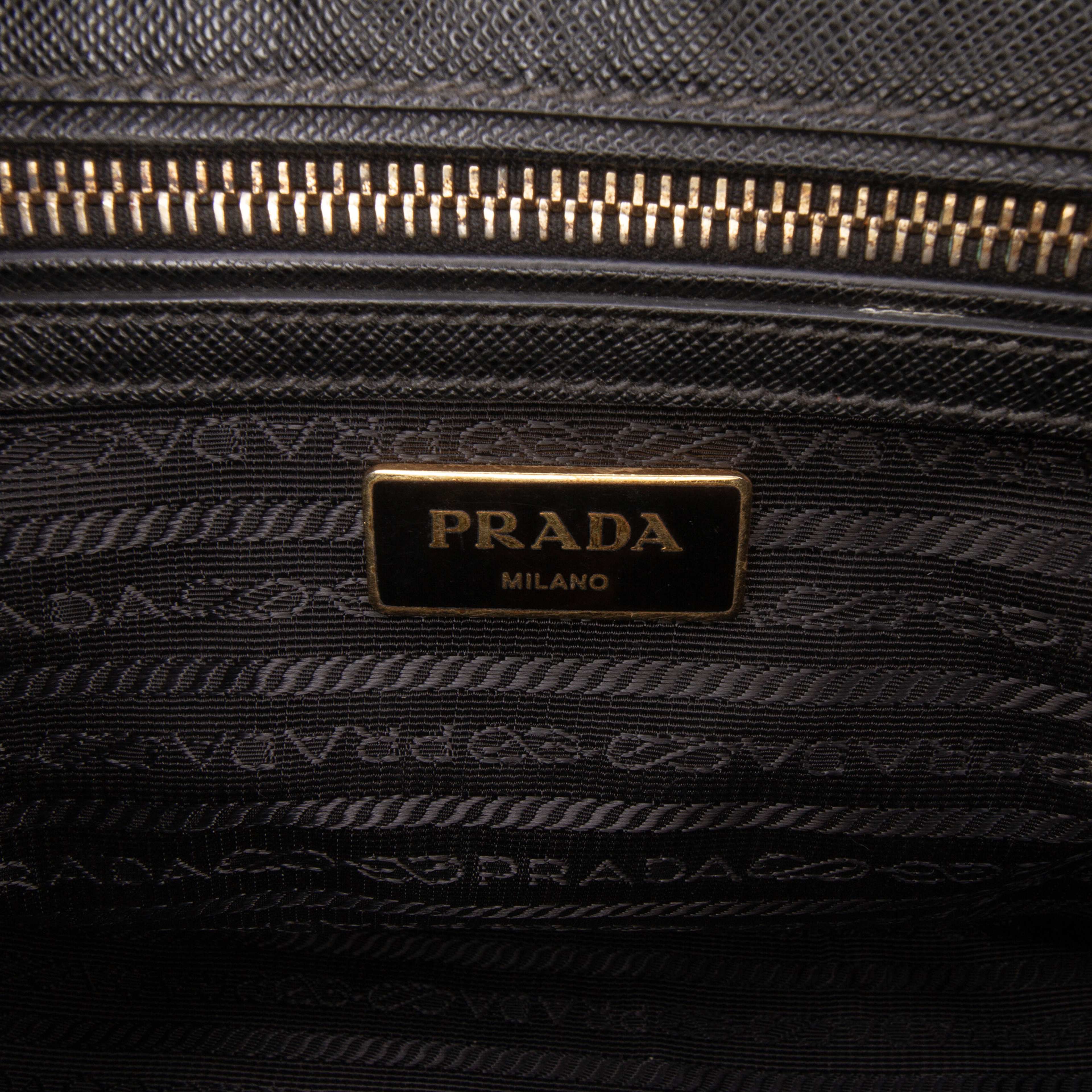 Prada Small Saffiano Lux Galleria Double Zip Satchel, från Luxclusif, i färgen black. Klicka för att öppna bilden i stort format