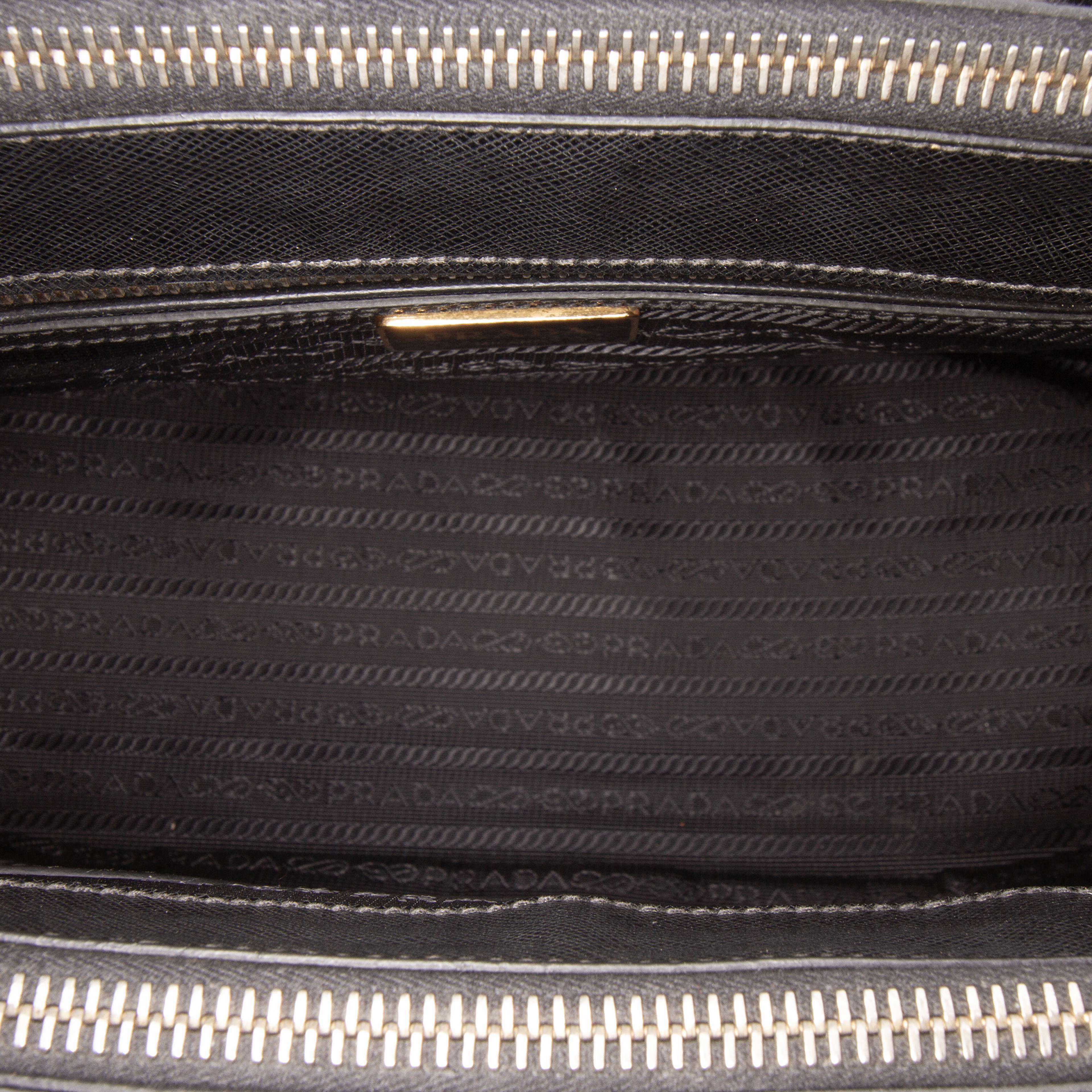 Prada Small Saffiano Lux Galleria Double Zip Satchel, från Luxclusif, i färgen black. Klicka för att öppna bilden i stort format