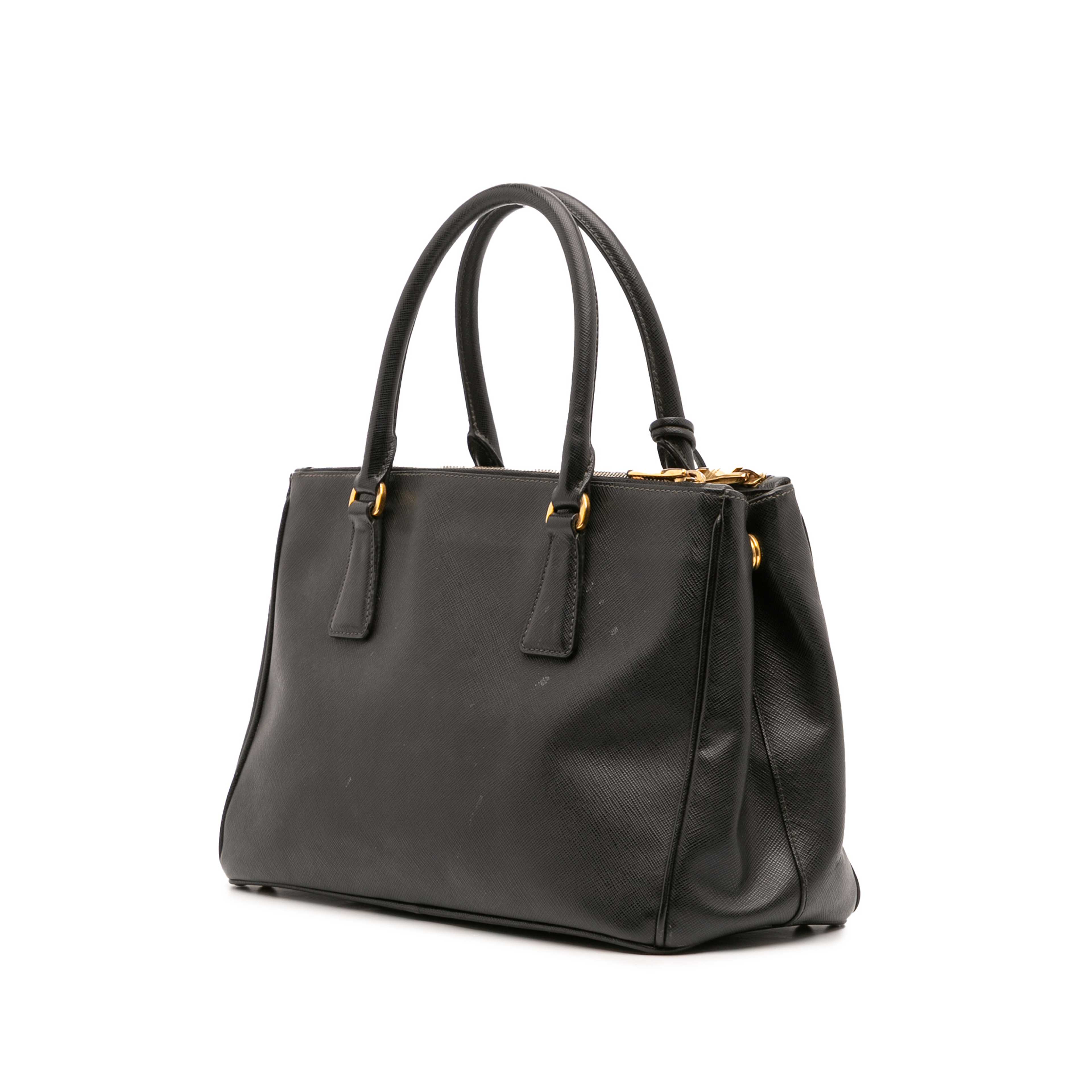 Prada Small Saffiano Lux Galleria Double Zip Satchel, från Luxclusif, i färgen black. Klicka för att öppna bilden i stort format