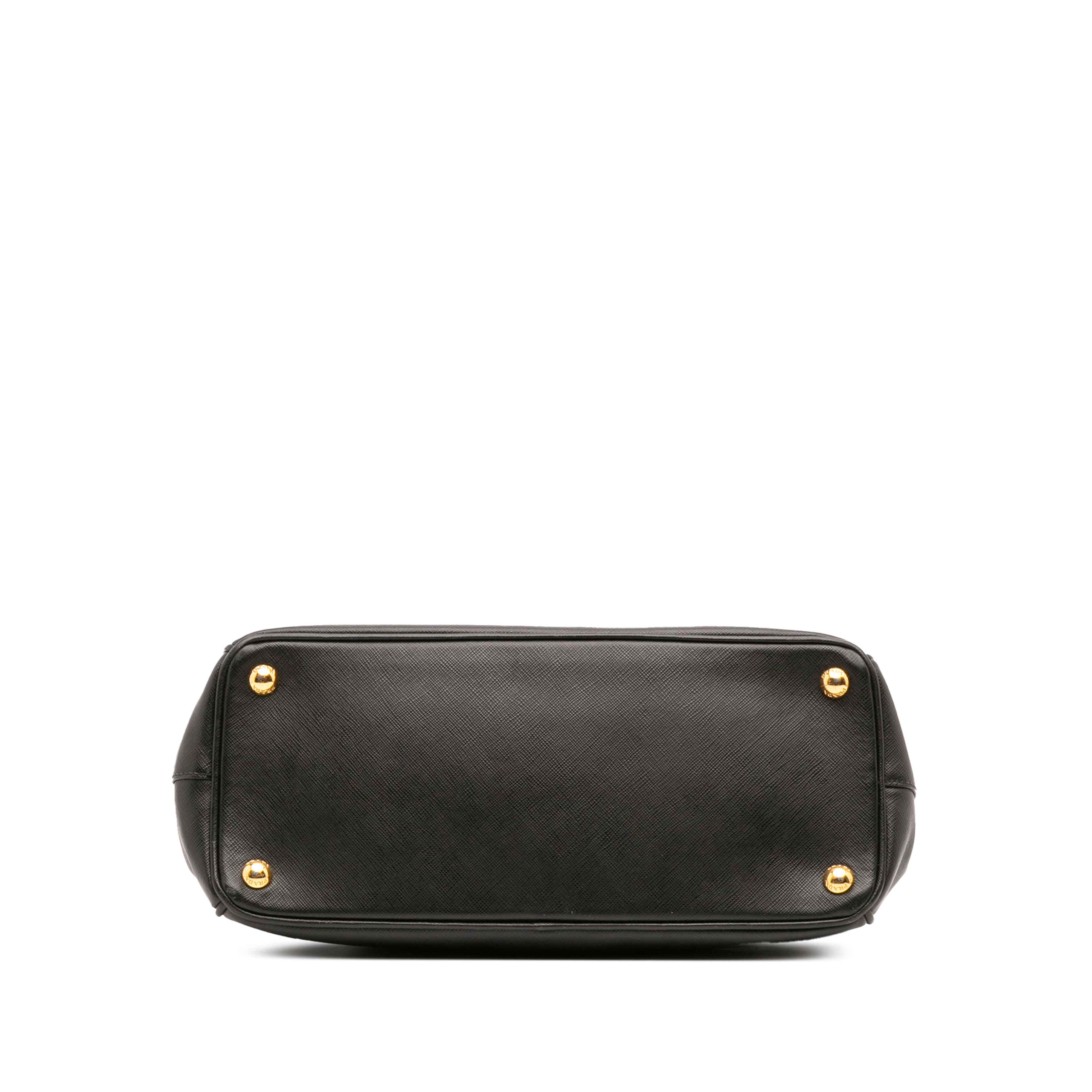 Prada Small Saffiano Lux Galleria Double Zip Satchel, från Luxclusif, i färgen black. Klicka för att öppna bilden i stort format