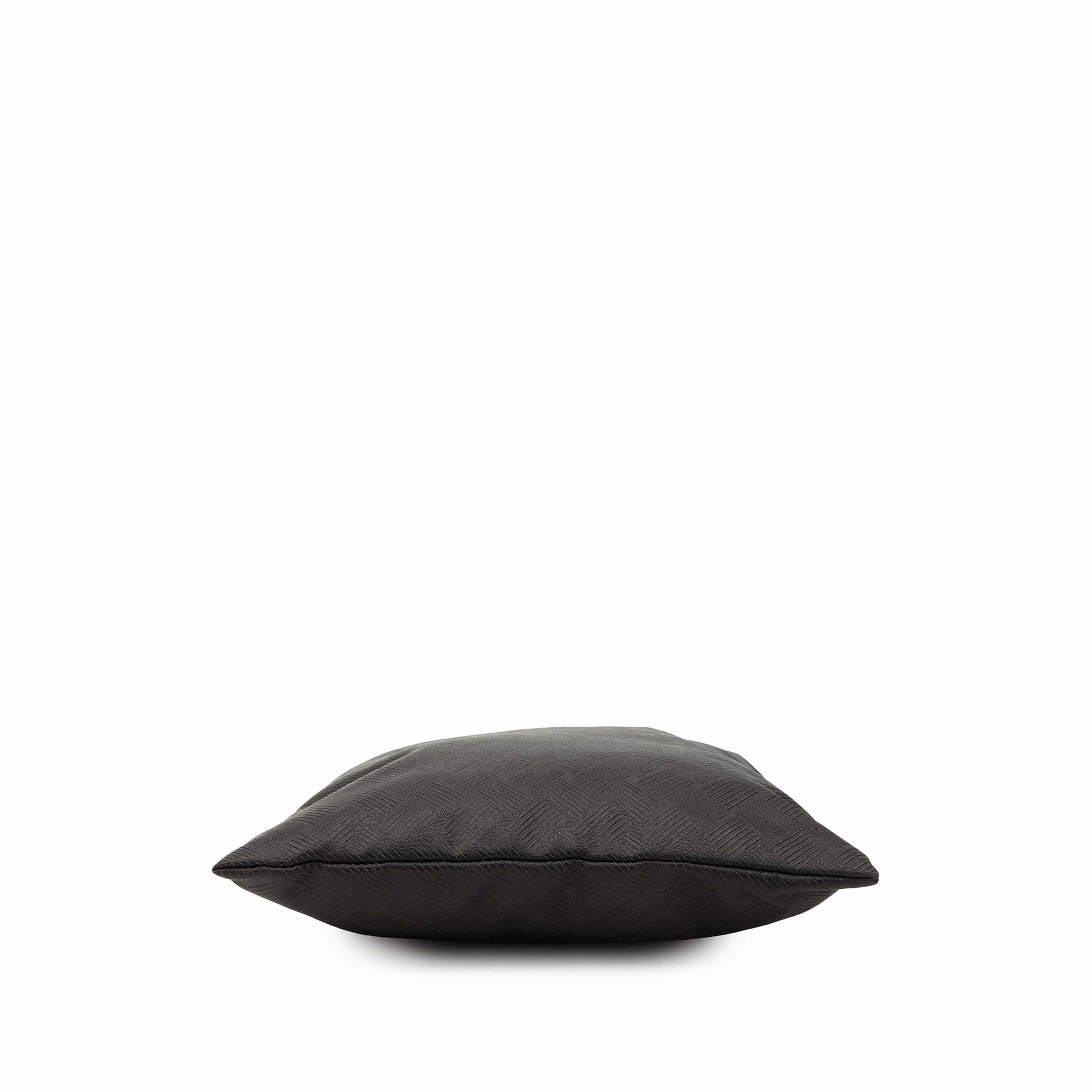 Bottega Veneta Nylon Intrecciato Effect Clutch, från Luxclusif, i färgen svart. Klicka för att öppna bilden i stort format