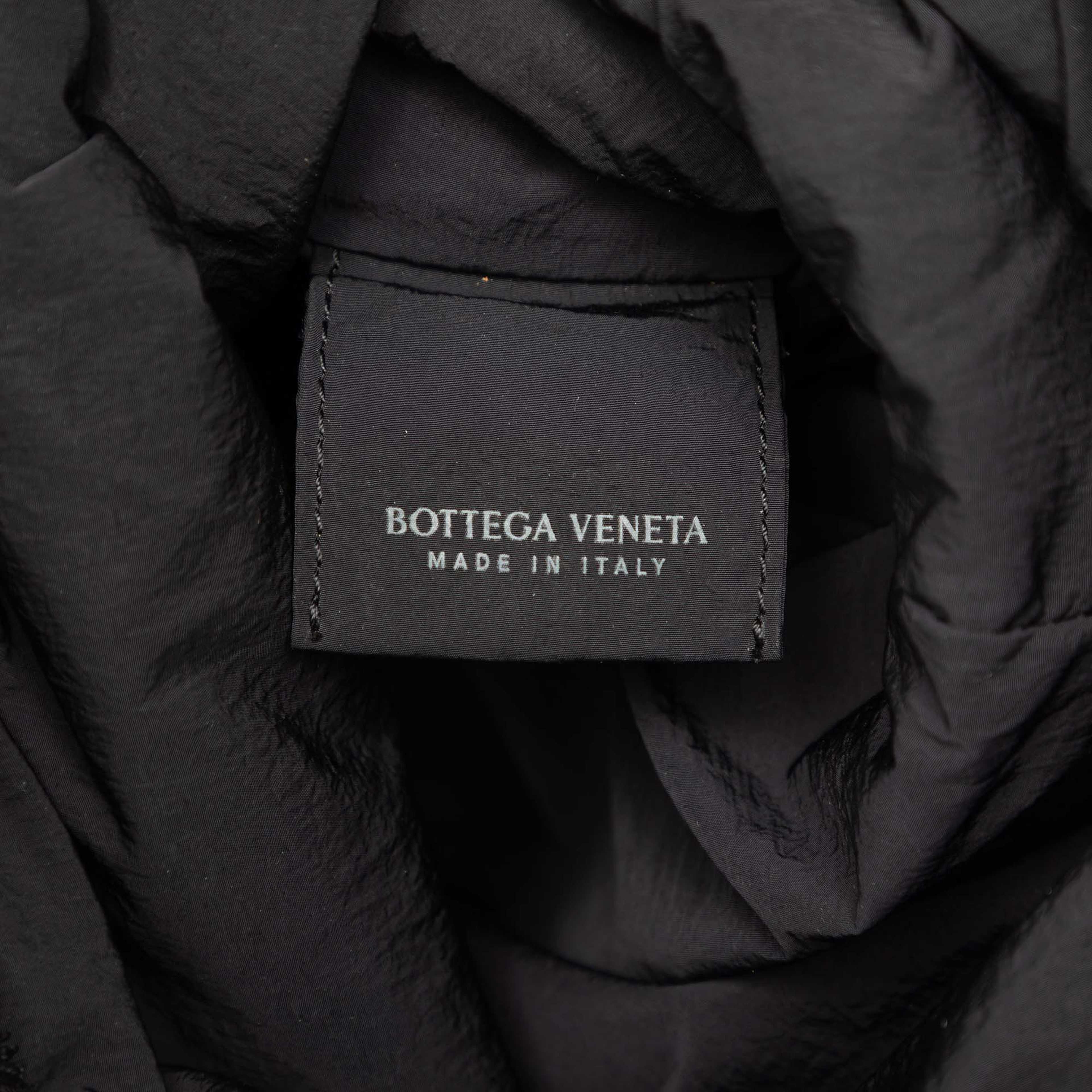 Bottega Veneta Nylon Intrecciato Effect Clutch, från Luxclusif, i färgen svart. Klicka för att öppna bilden i stort format