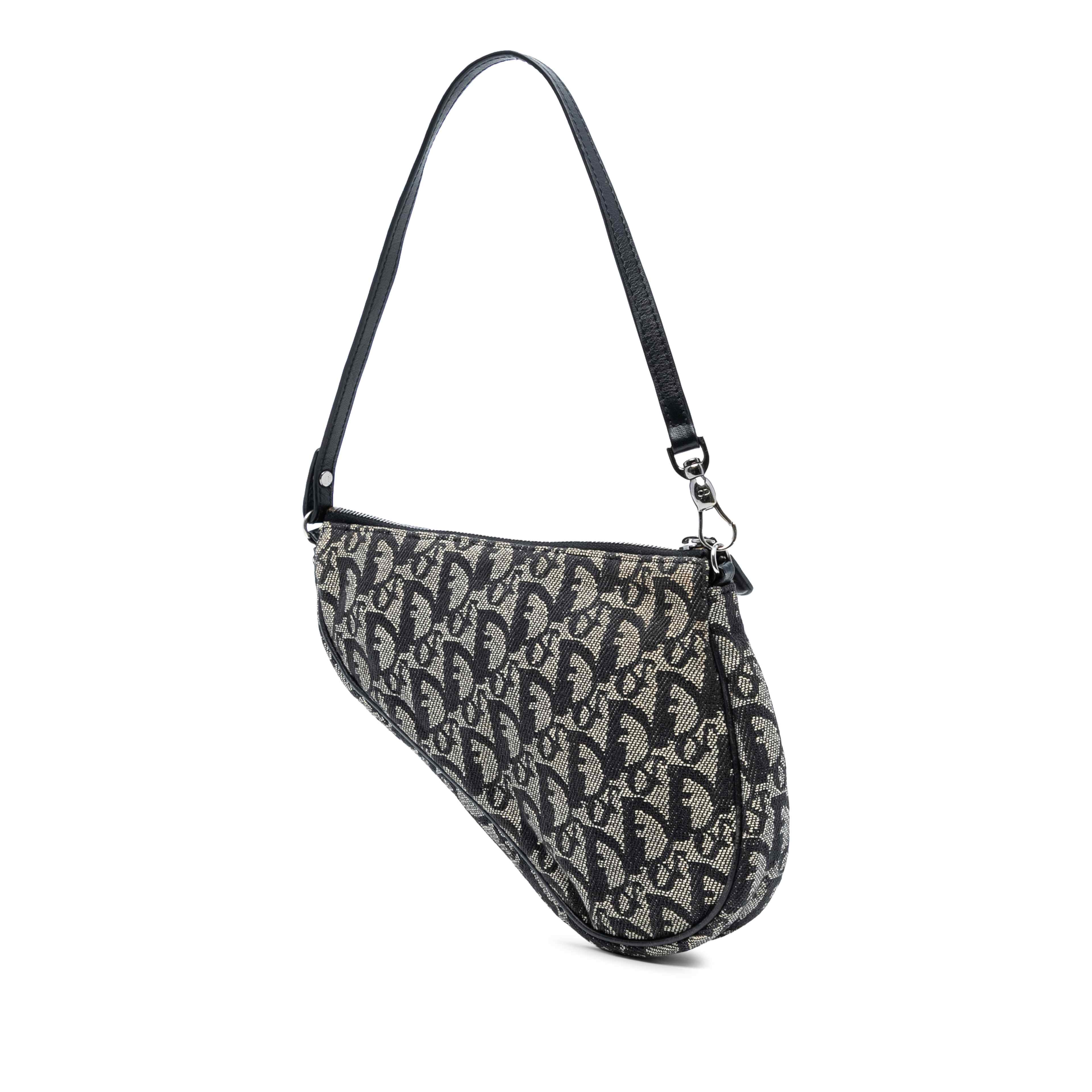 Dior Mini Diorissimo Canvas Saddle Pochette, från Luxclusif, i färgen black. Klicka för att öppna bilden i stort format