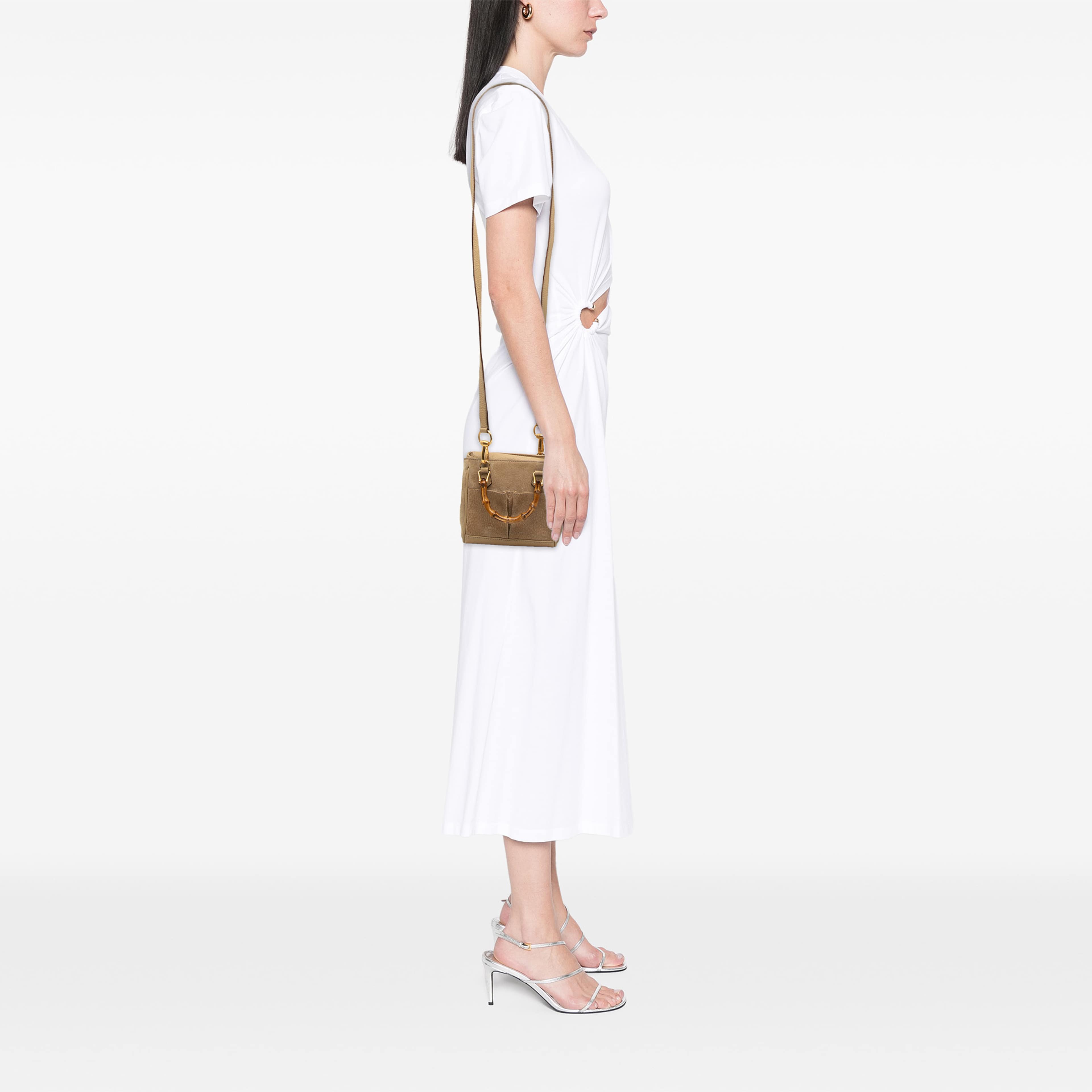 Gucci Mini Suede Bamboo Satchel, från Luxclusif, i färgen brun. Klicka för att öppna bilden i stort format