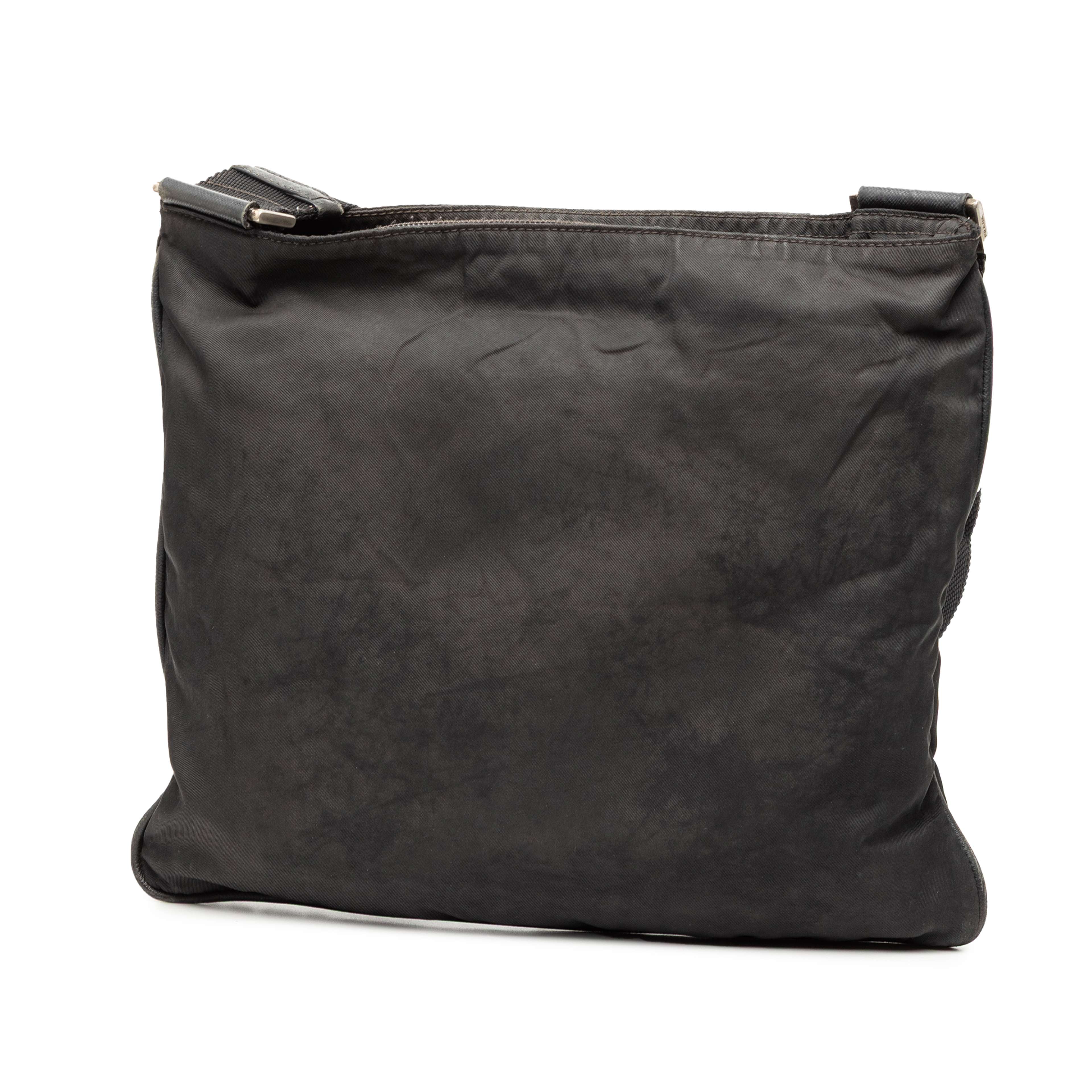 Prada Tessuto Zip Top Crossbody, från Luxclusif, i färgen black. Klicka för att öppna bilden i stort format